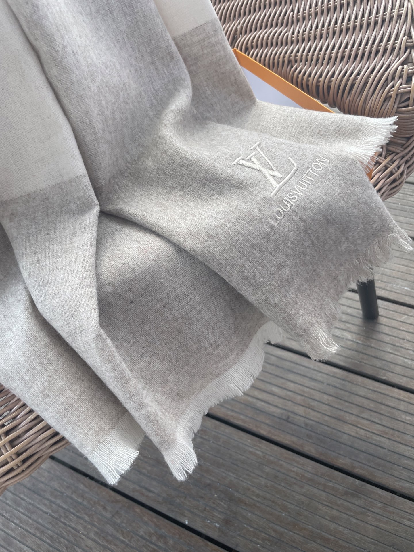 路易威登LV男女同款披肩✨羊绒经典格纹👐围巾♨️高尖端产物⚠️，经典logo刺绣，时尚大牌的顶尖设计款💕