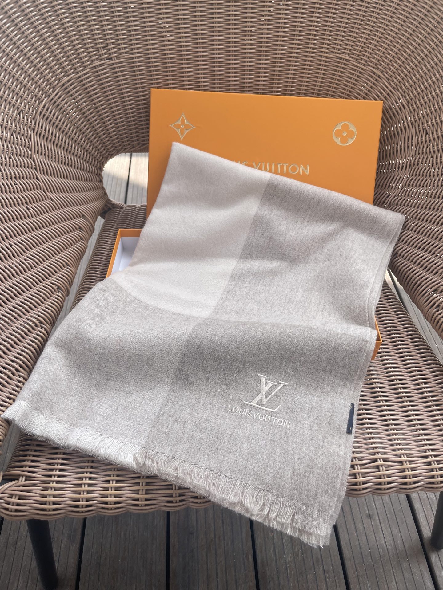 路易威登LV男女同款披肩✨羊绒经典格纹👐围巾♨️高尖端产物⚠️，经典logo刺绣，时尚大牌的顶尖设计款💕