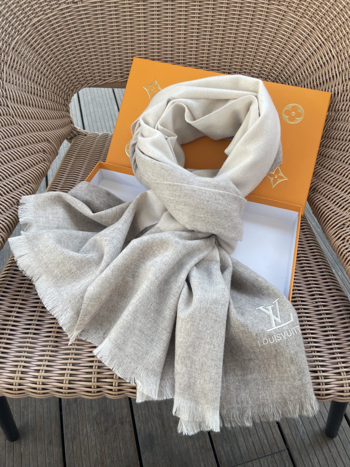 路易威登LV男女同款披肩✨羊绒经典格纹👐围巾♨️高尖端产物⚠️，经典logo刺绣，时尚大牌的顶尖设计款💕