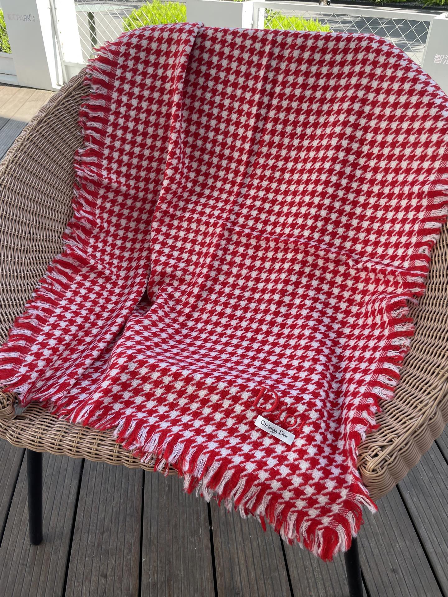 迪奥Dior尾单新款千鸟格拼色羊毛围巾，直接出欧洲的，正儿八经的正品订单…和大货一起出来，不用多流弊的文