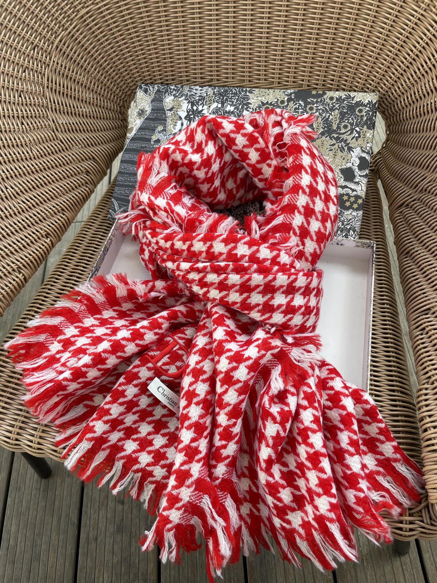 迪奥Dior尾单新款千鸟格拼色羊毛围巾，直接出欧洲的，正儿八经的正品订单…和大货一起出来，不用多流弊的文