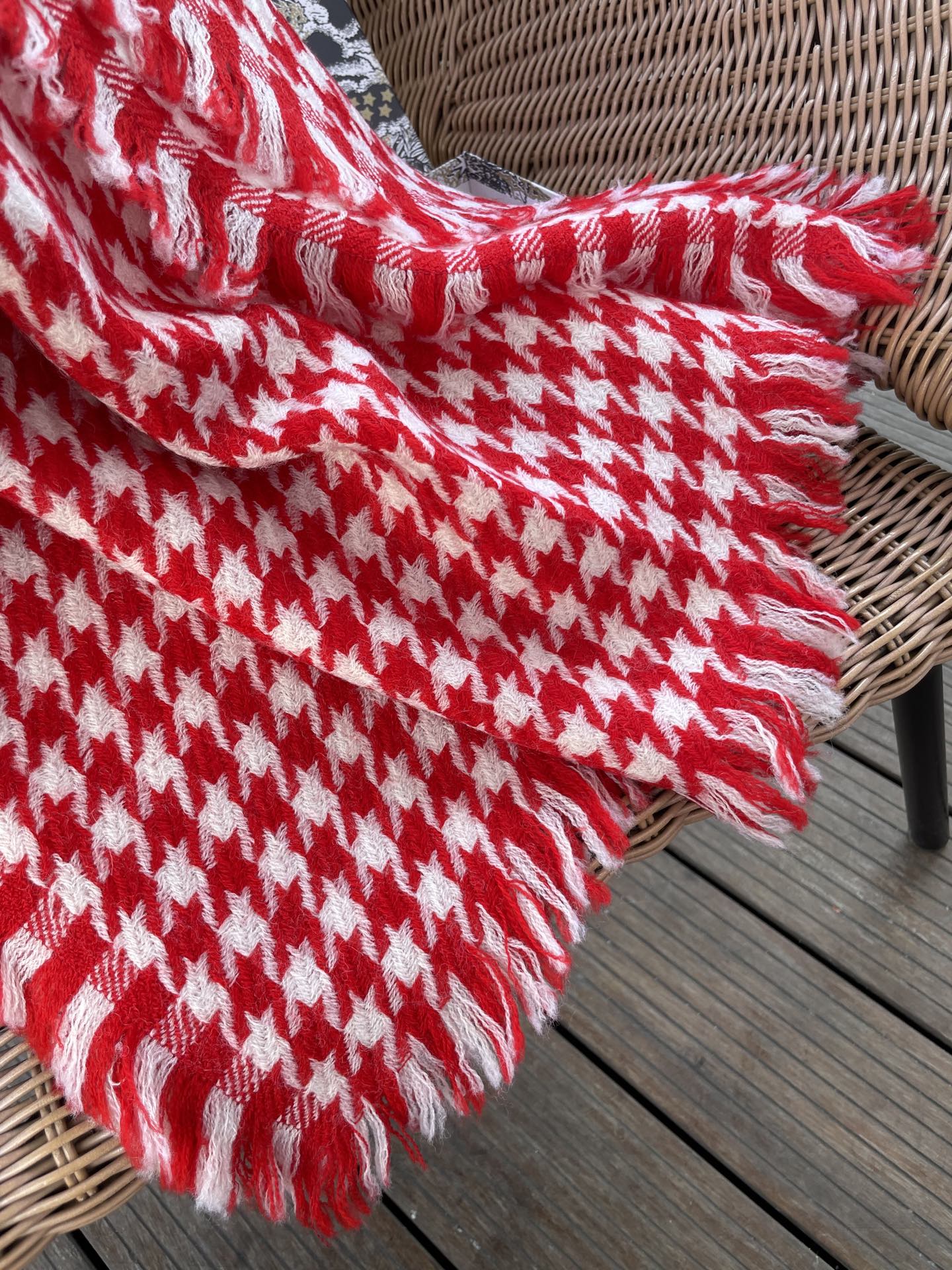 迪奥Dior尾单新款千鸟格拼色羊毛围巾，直接出欧洲的，正儿八经的正品订单…和大货一起出来，不用多流弊的文