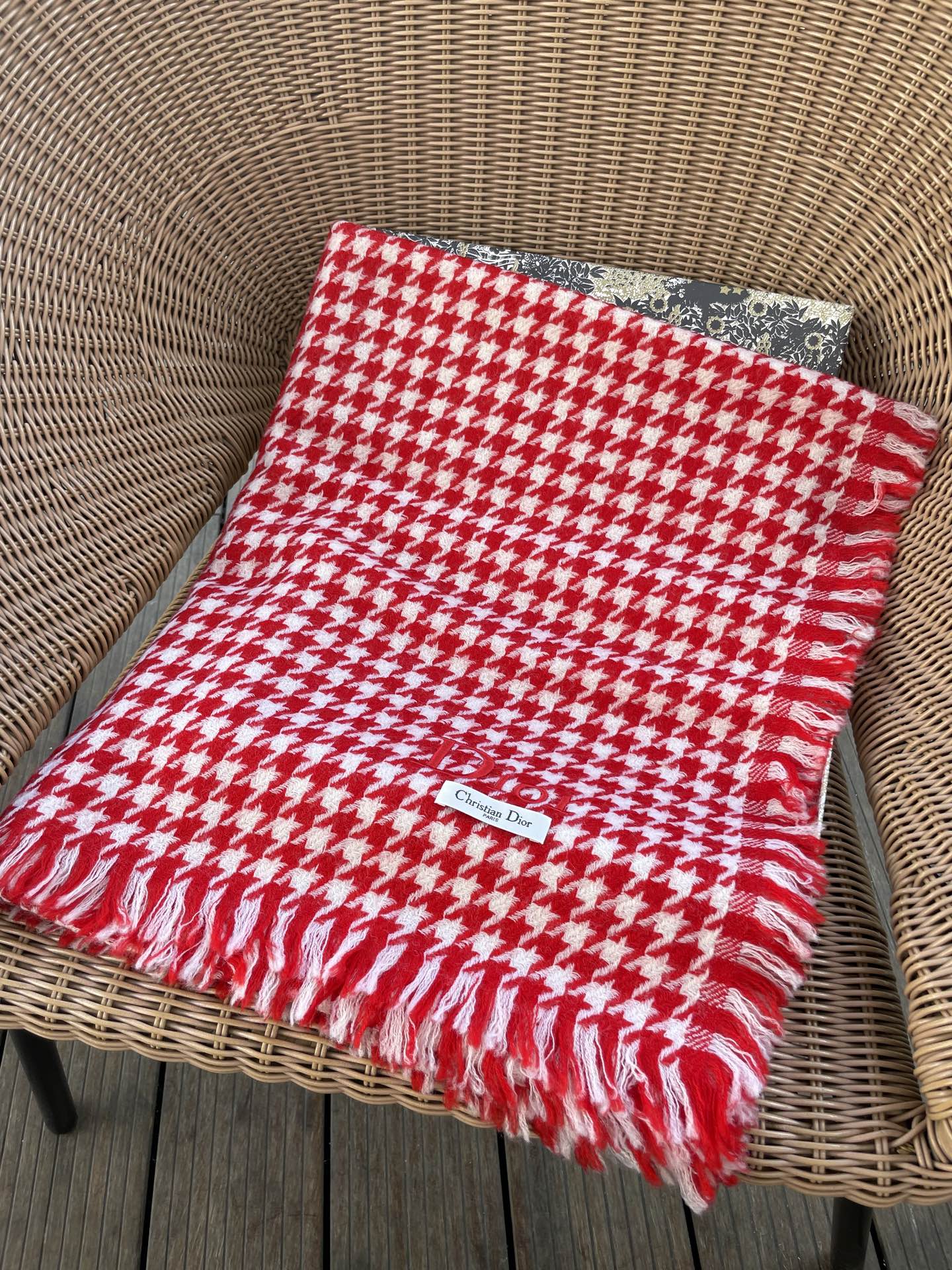 迪奥Dior尾单新款千鸟格拼色羊毛围巾，直接出欧洲的，正儿八经的正品订单…和大货一起出来，不用多流弊的文