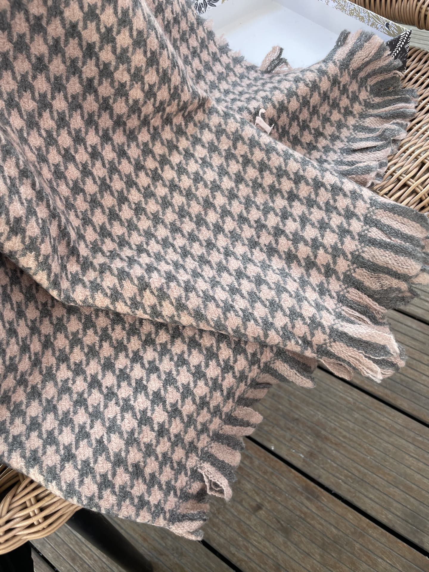 迪奥Dior尾单新款千鸟格拼色羊毛围巾，直接出欧洲的，正儿八经的正品订单…和大货一起出来，不用多流弊的文