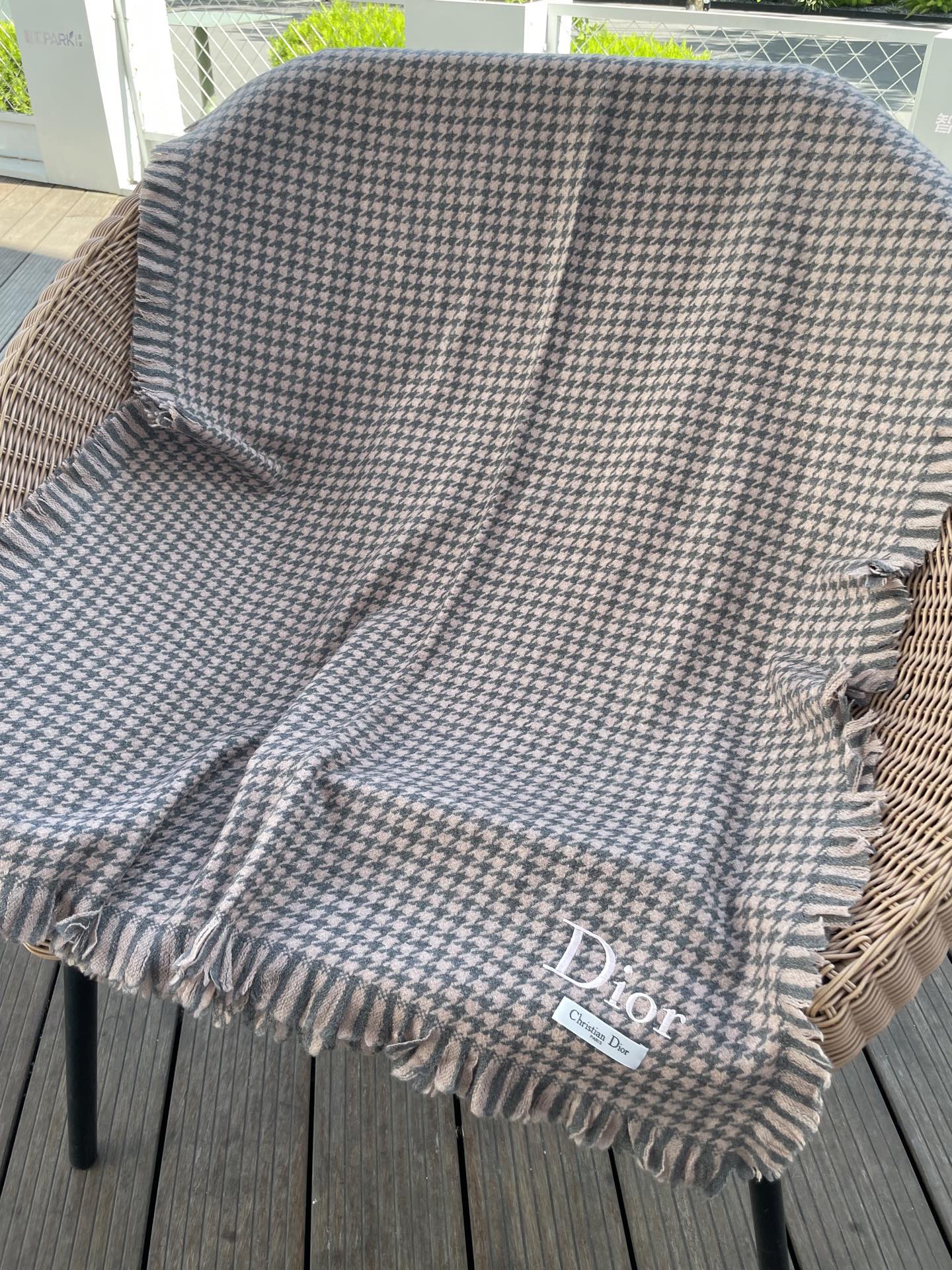迪奥Dior尾单新款千鸟格拼色羊毛围巾，直接出欧洲的，正儿八经的正品订单…和大货一起出来，不用多流弊的文