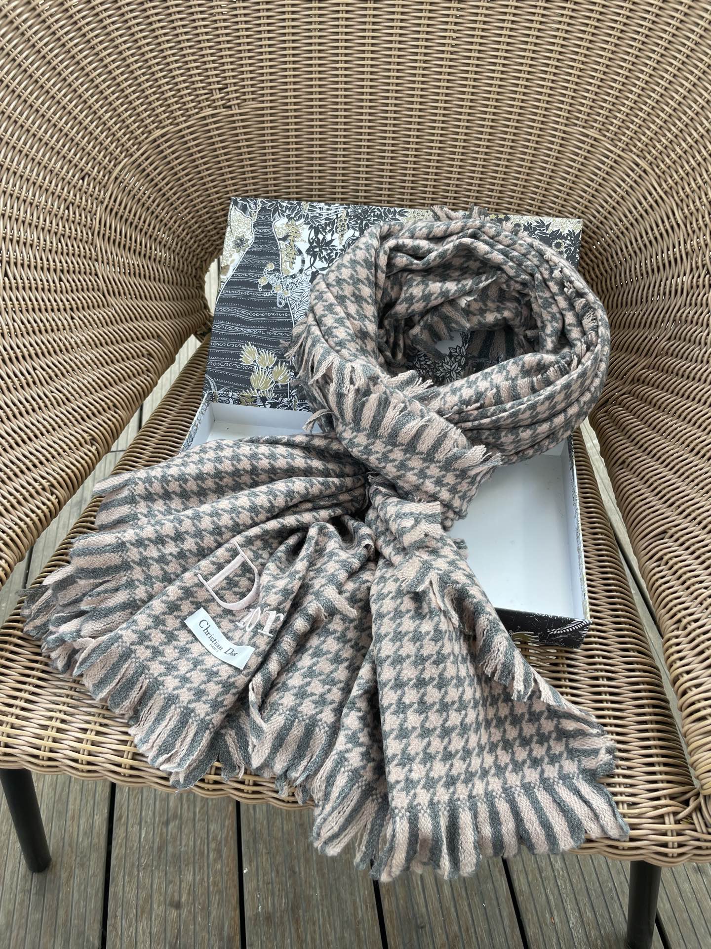 迪奥Dior尾单新款千鸟格拼色羊毛围巾，直接出欧洲的，正儿八经的正品订单…和大货一起出来，不用多流弊的文