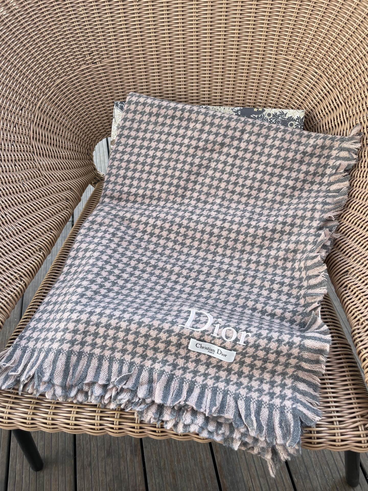 迪奥Dior尾单新款千鸟格拼色羊毛围巾，直接出欧洲的，正儿八经的正品订单…和大货一起出来，不用多流弊的文