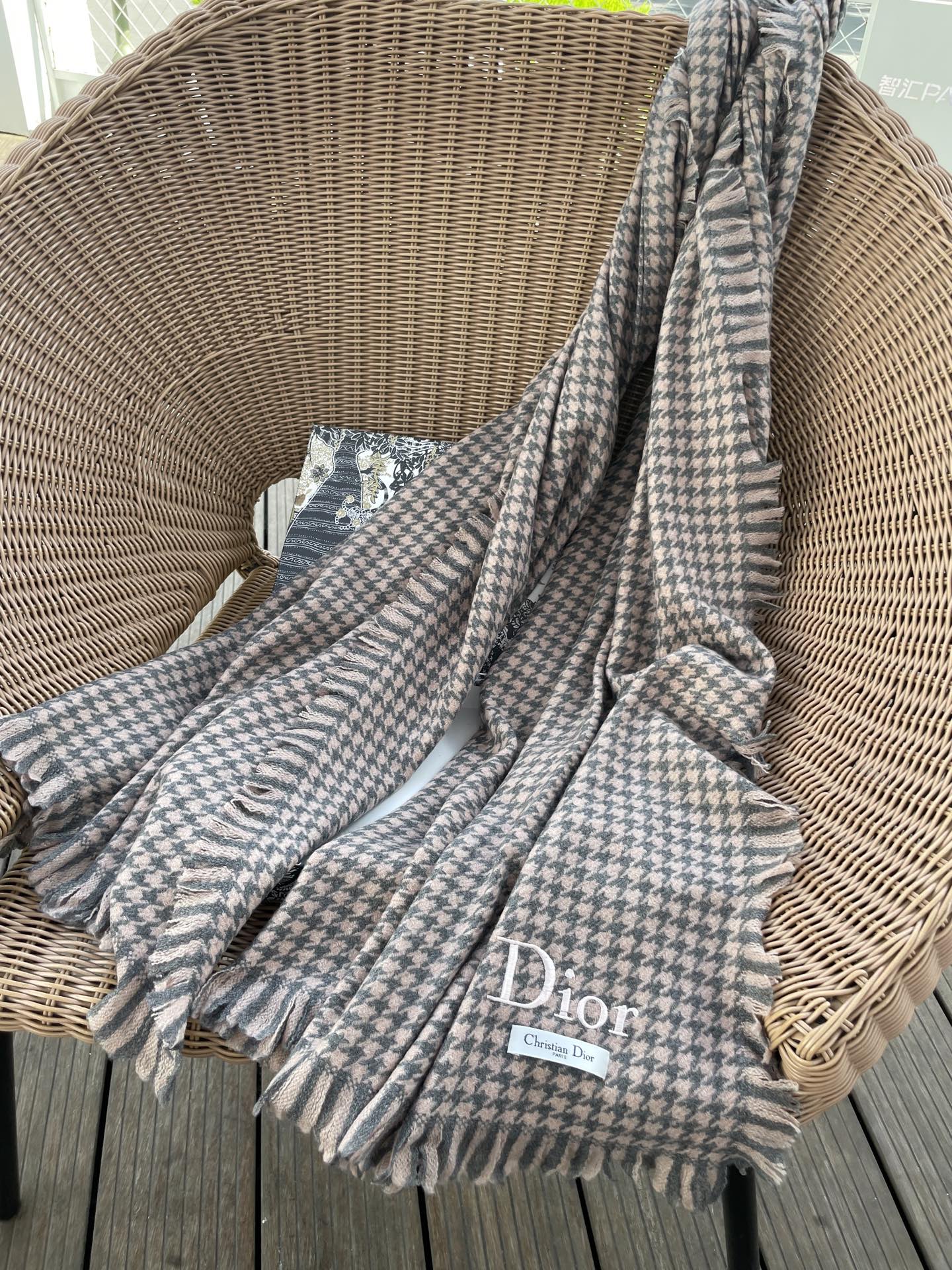 迪奥Dior尾单新款千鸟格拼色羊毛围巾，直接出欧洲的，正儿八经的正品订单…和大货一起出来，不用多流弊的文