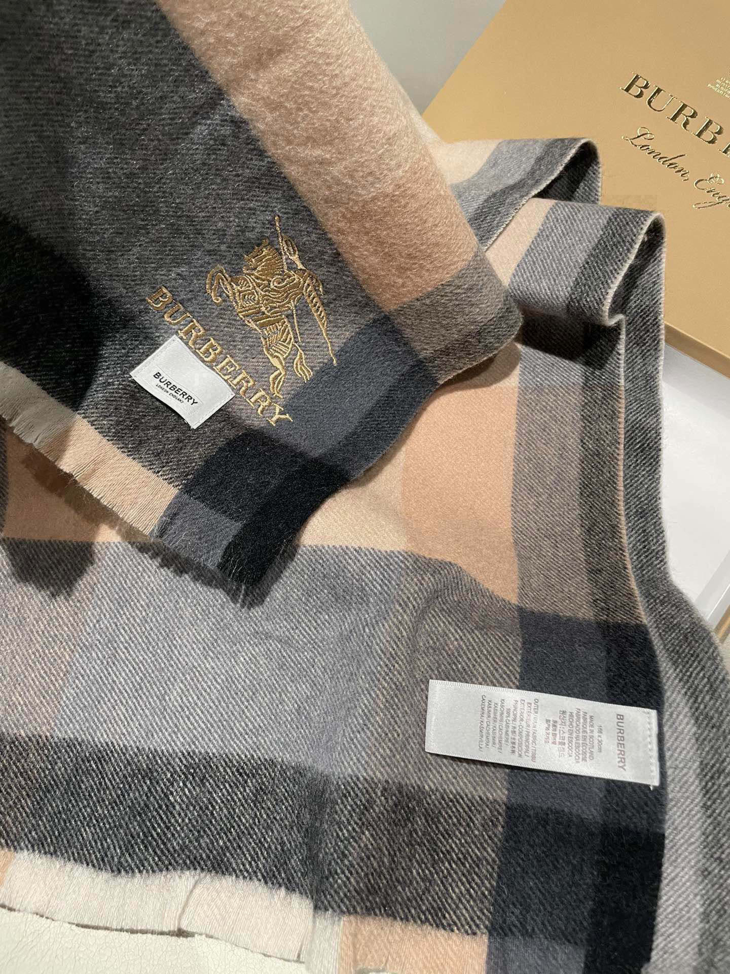 新款牛货🐮巴宝莉新品男士、女士同款小披肩✨羊绒经典格纹👐围巾♨️高尖端产物⚠️，经典logo刺绣，时尚大