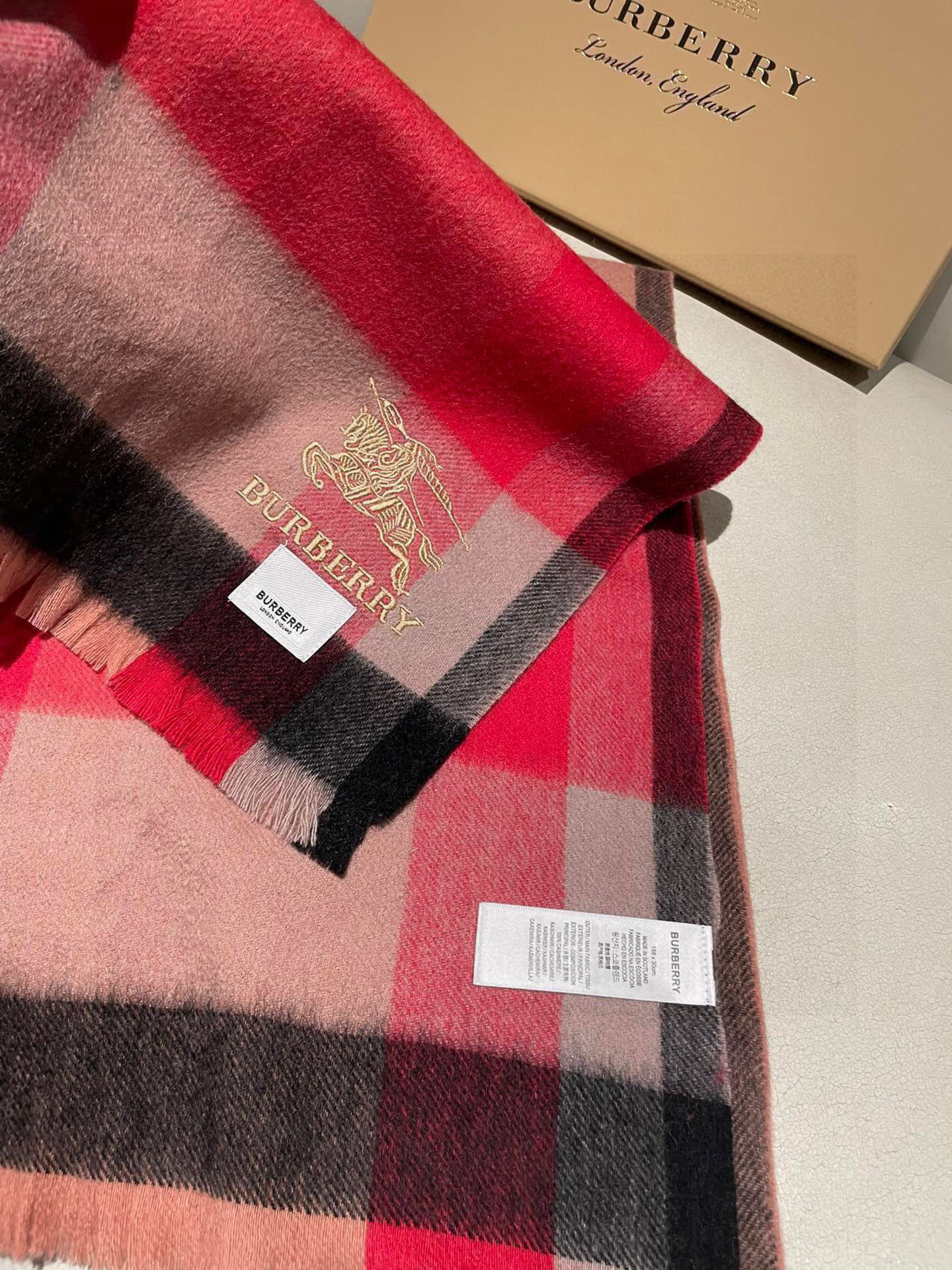 新款牛货🐮巴宝莉新品男士、女士同款小披肩✨羊绒经典格纹👐围巾♨️高尖端产物⚠️，经典logo刺绣，时尚大