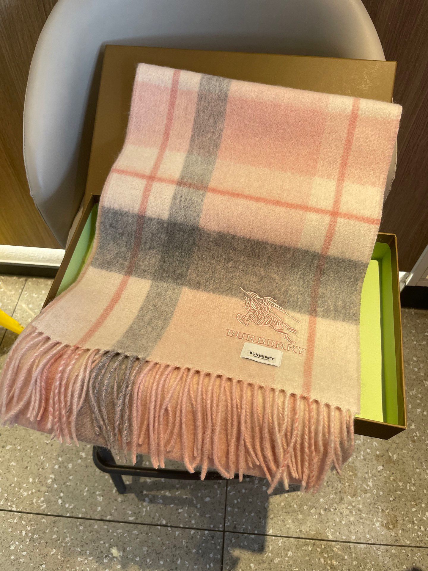 新款巴宝莉双面羊绒❗男女同款围巾且买且珍惜羊绒款😍~都是出口订单所以比较难遇❤东西讲究少而精😍好看的一定