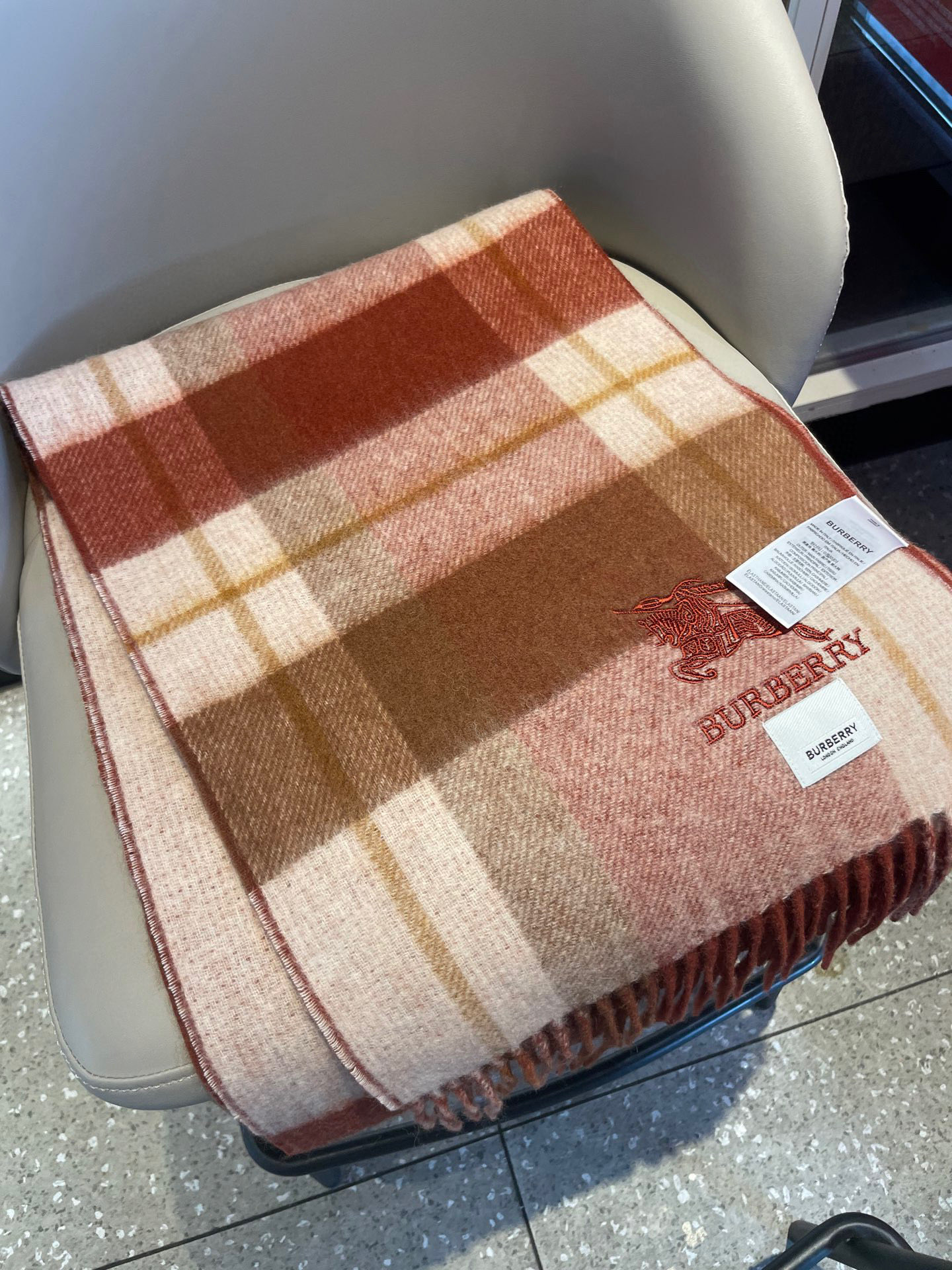 新款巴宝莉双面羊绒❗男女同款围巾且买且珍惜羊绒款😍~都是出口订单所以比较难遇❤东西讲究少而精😍好看的一定