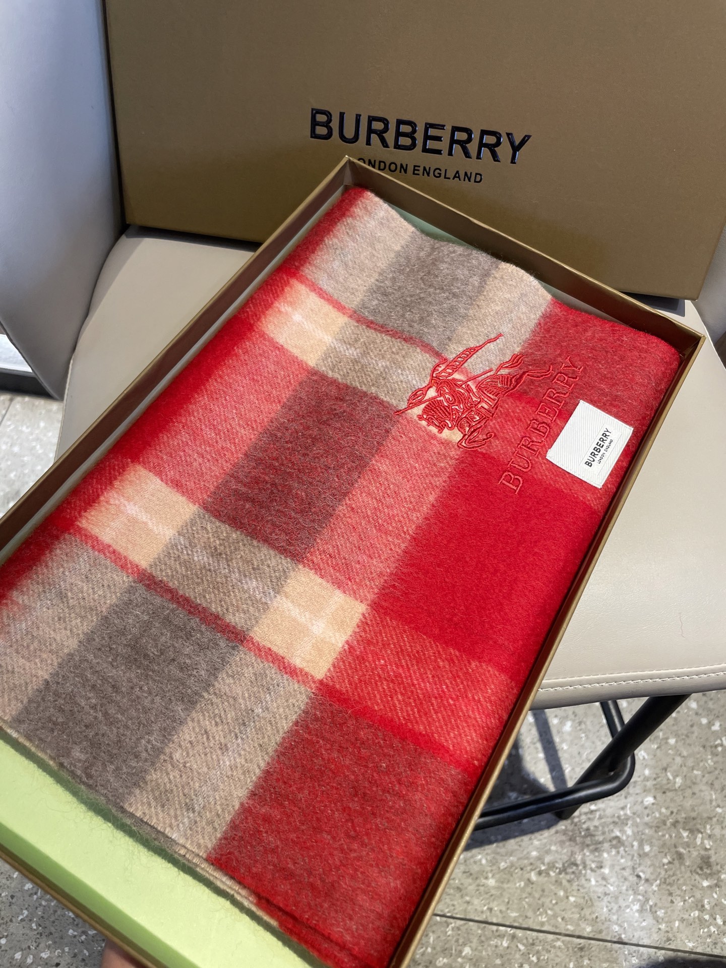 新款🐂牛货，巴宝莉男士女士（格纹战马刺绣）围巾，款式魅力，是经典大方‼面料采用的是客供的羔绒，细腻柔软度