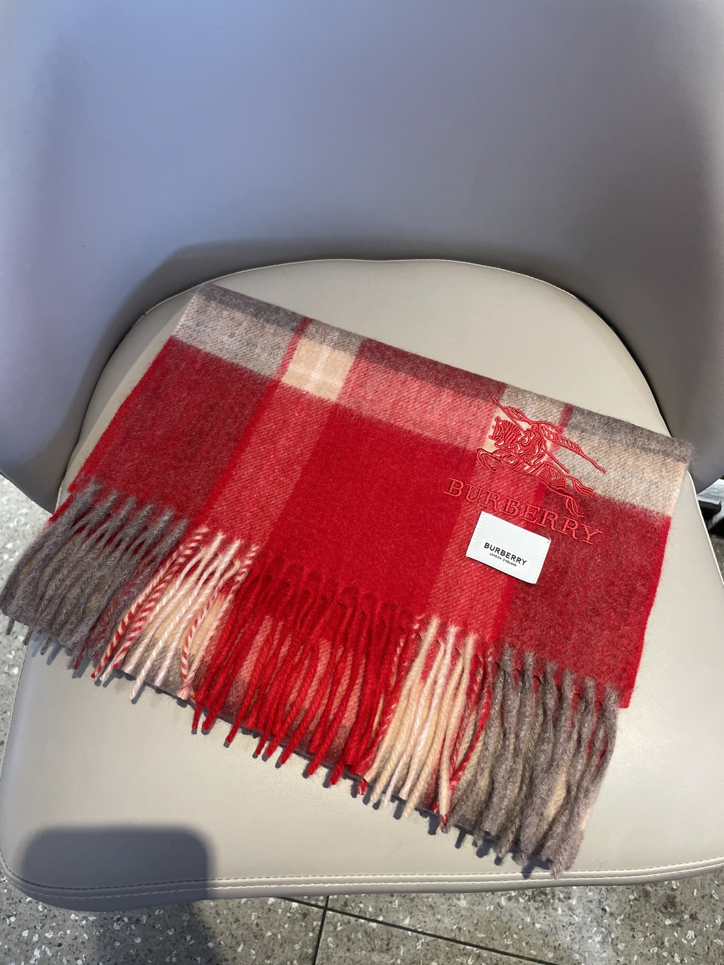 新款🐂牛货，巴宝莉男士女士（格纹战马刺绣）围巾，款式魅力，是经典大方‼面料采用的是客供的羔绒，细腻柔软度