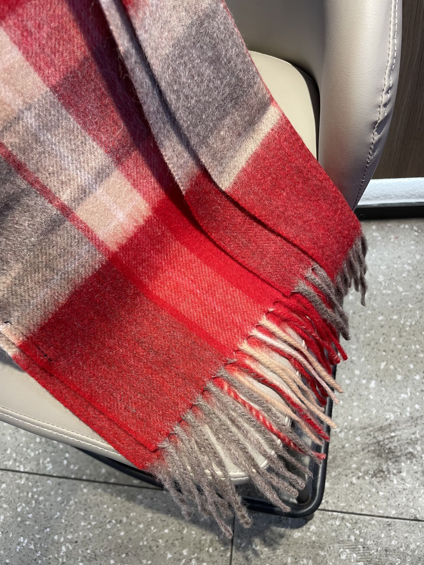 新款🐂牛货，巴宝莉男士女士（格纹战马刺绣）围巾，款式魅力，是经典大方‼面料采用的是客供的羔绒，细腻柔软度