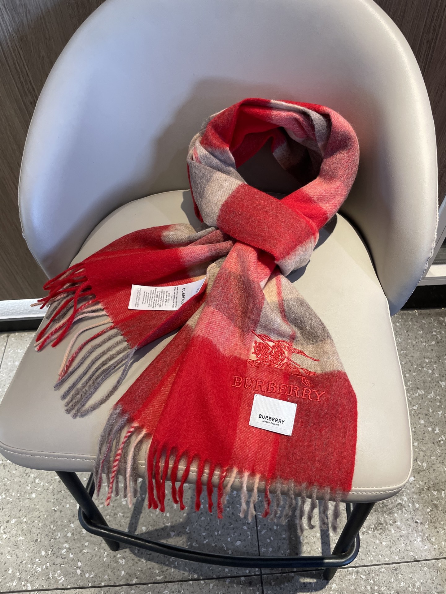 新款🐂牛货，巴宝莉男士女士（格纹战马刺绣）围巾，款式魅力，是经典大方‼面料采用的是客供的羔绒，细腻柔软度