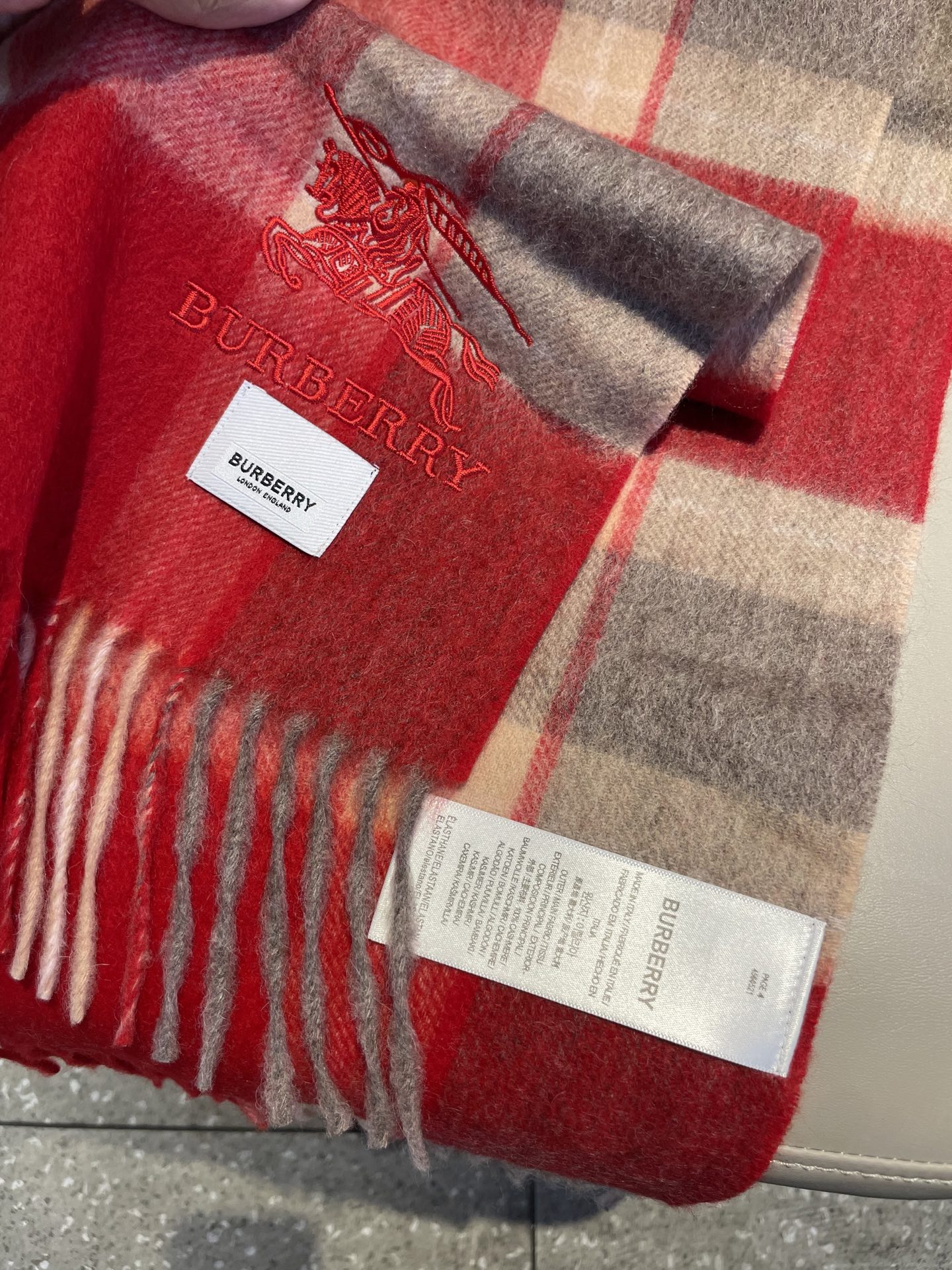 新款🐂牛货，巴宝莉男士女士（格纹战马刺绣）围巾，款式魅力，是经典大方‼面料采用的是客供的羔绒，细腻柔软度