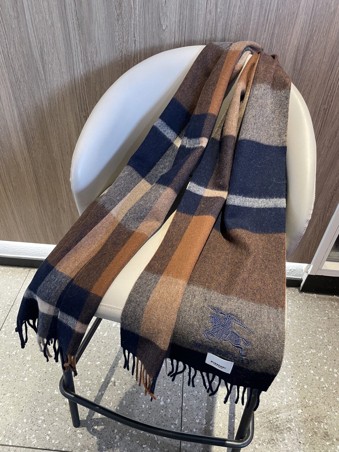 新款巴宝莉男士格子高级货❗️设计风格采用格子纹图案，带有品牌标志性的骑士纹章刺绣和“BURBERRY”标