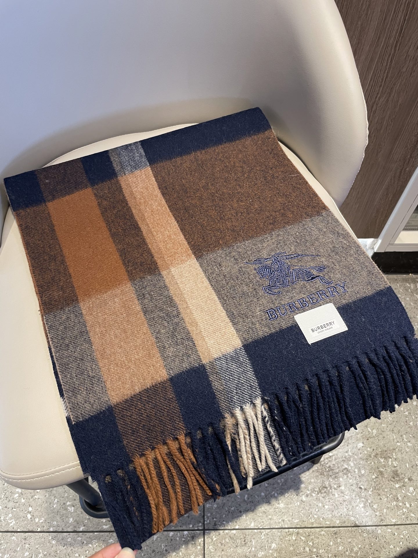 新款巴宝莉男士格子高级货❗️设计风格采用格子纹图案，带有品牌标志性的骑士纹章刺绣和“BURBERRY”标