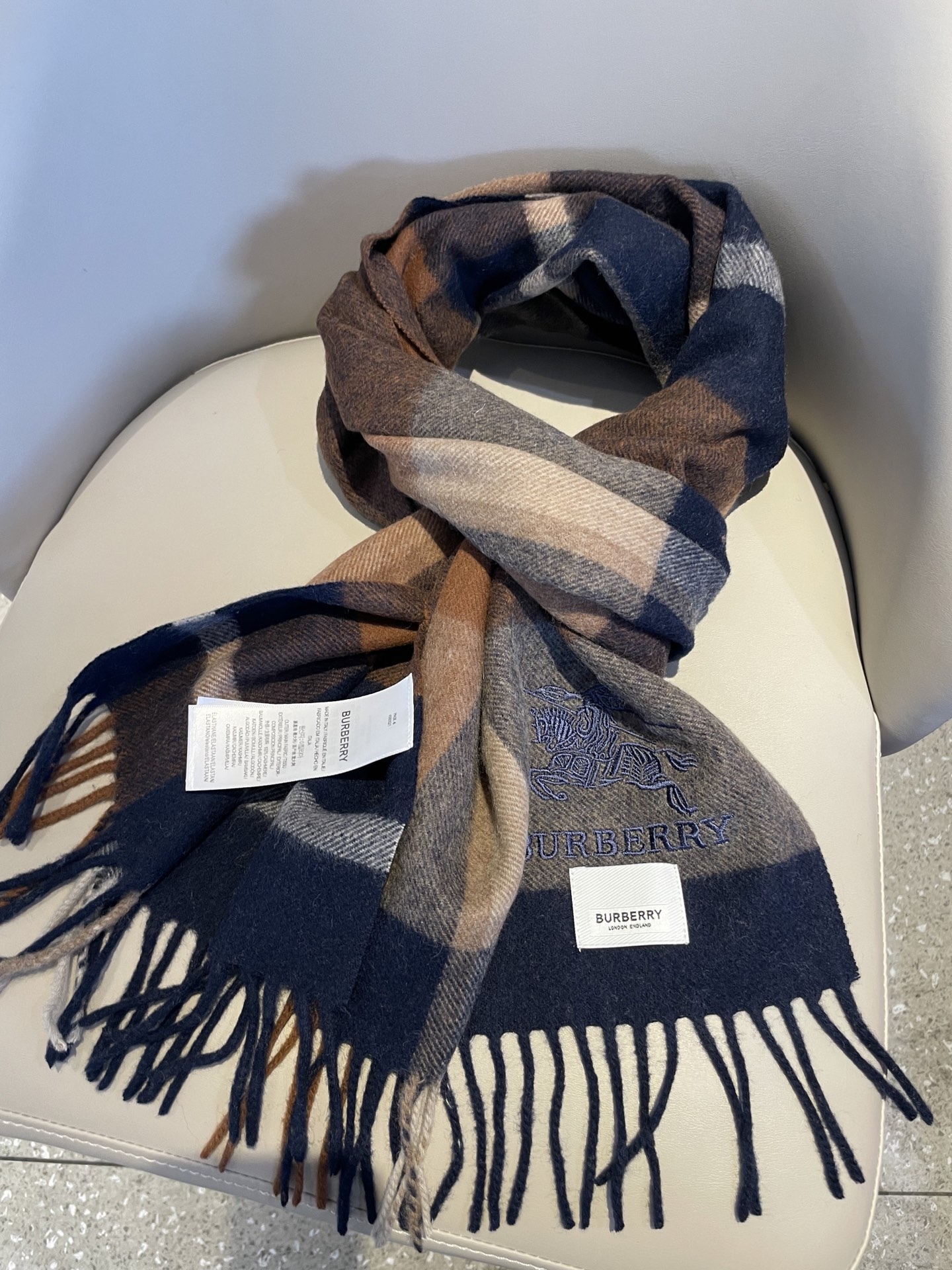 新款巴宝莉男士格子高级货❗️设计风格采用格子纹图案，带有品牌标志性的骑士纹章刺绣和“BURBERRY”标