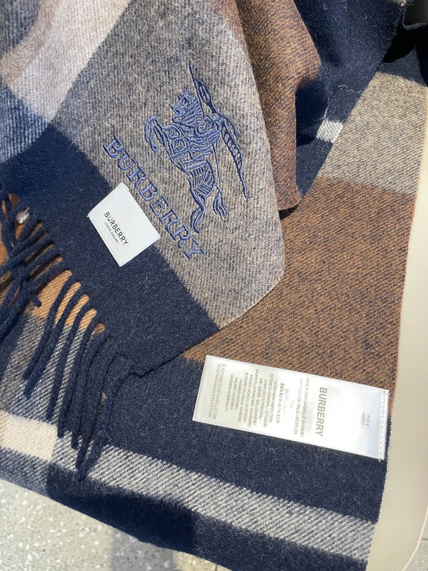 新款巴宝莉男士格子高级货❗️设计风格采用格子纹图案，带有品牌标志性的骑士纹章刺绣和“BURBERRY”标