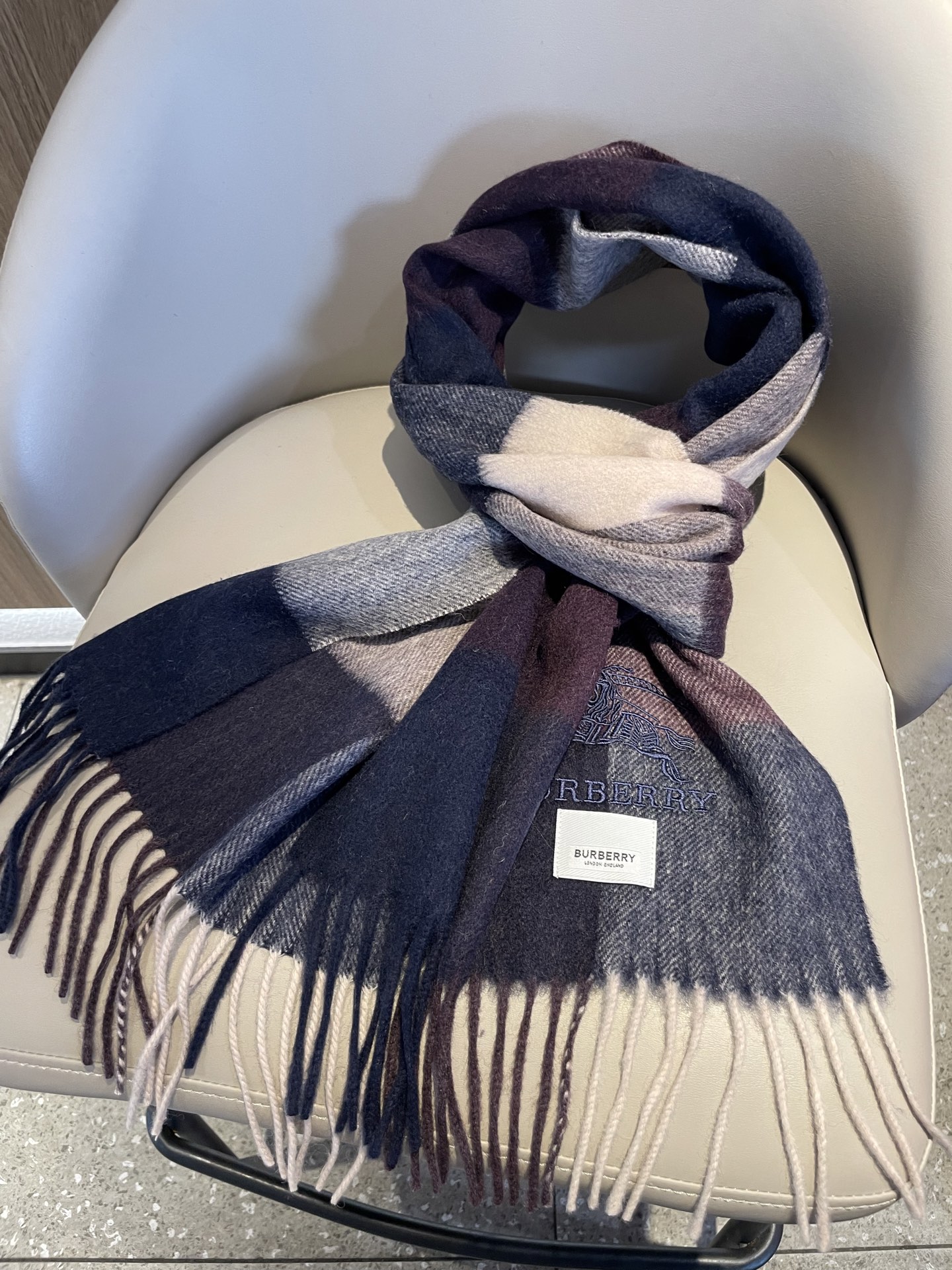 新款巴宝莉男女士格子高级货❗️设计风格采用格子纹图案，带有品牌标志性的骑士纹章刺绣和“BURBERRY”