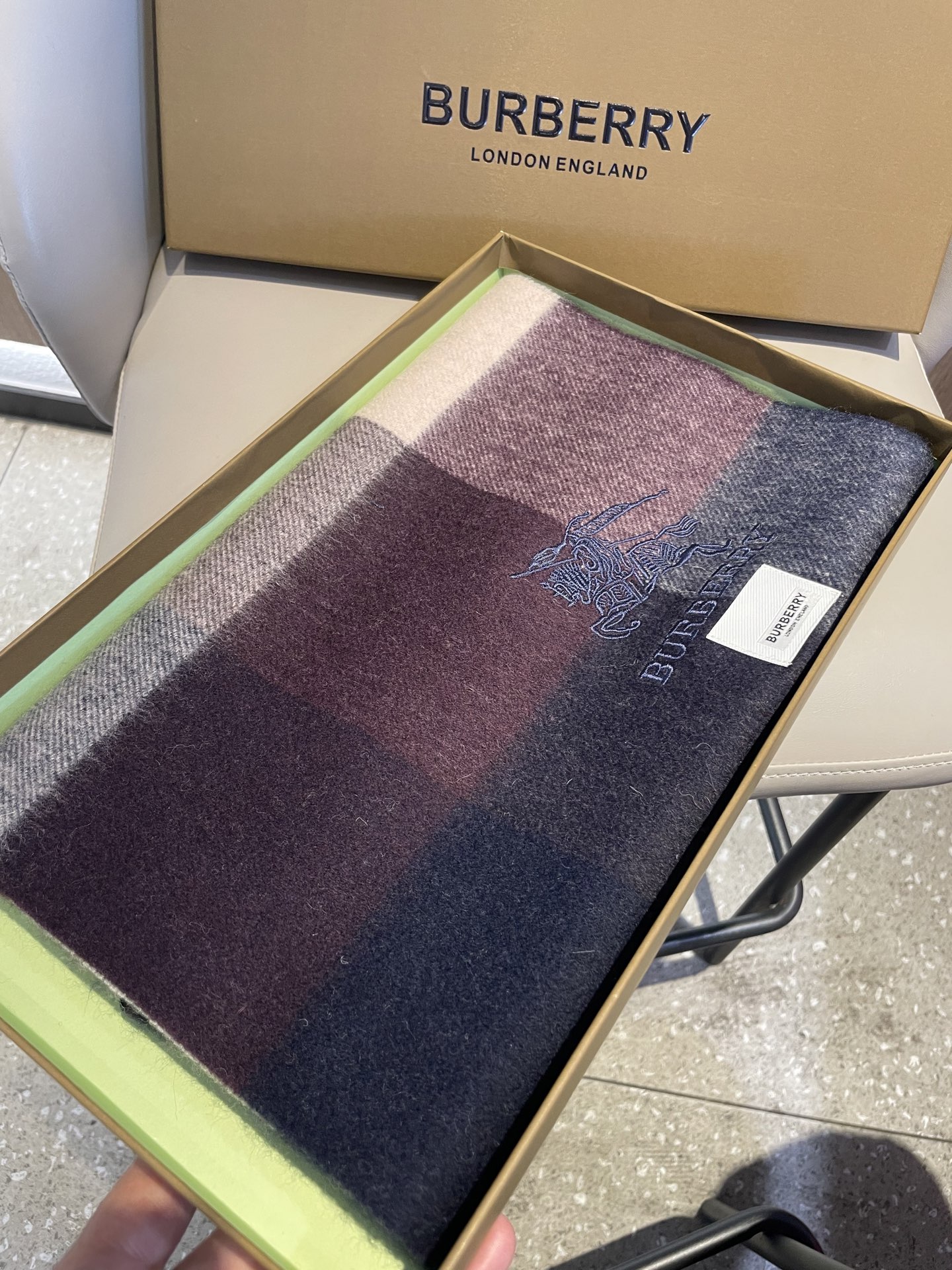 新款巴宝莉男女士格子高级货❗️设计风格采用格子纹图案，带有品牌标志性的骑士纹章刺绣和“BURBERRY”