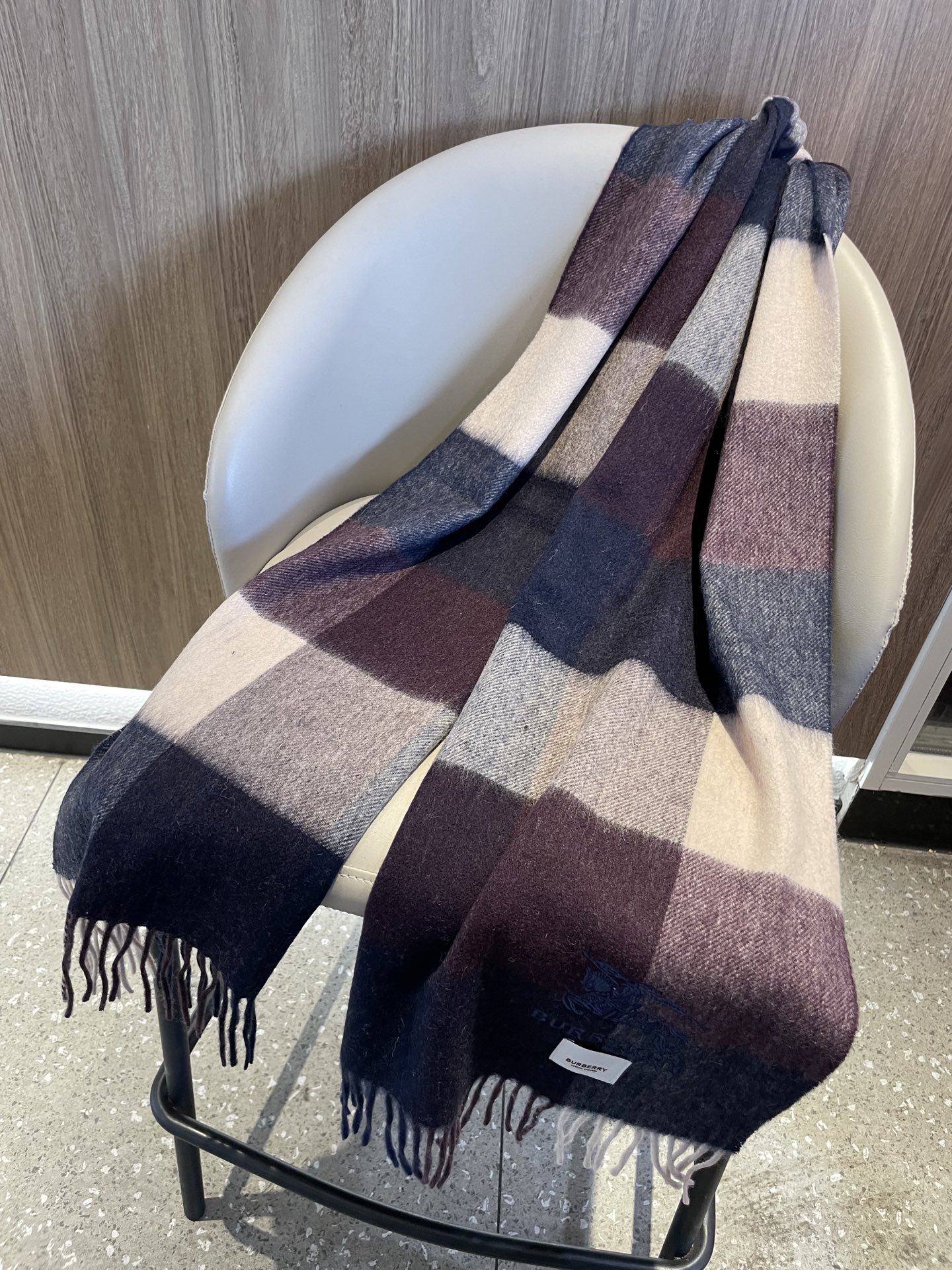 新款巴宝莉男女士格子高级货❗️设计风格采用格子纹图案，带有品牌标志性的骑士纹章刺绣和“BURBERRY”