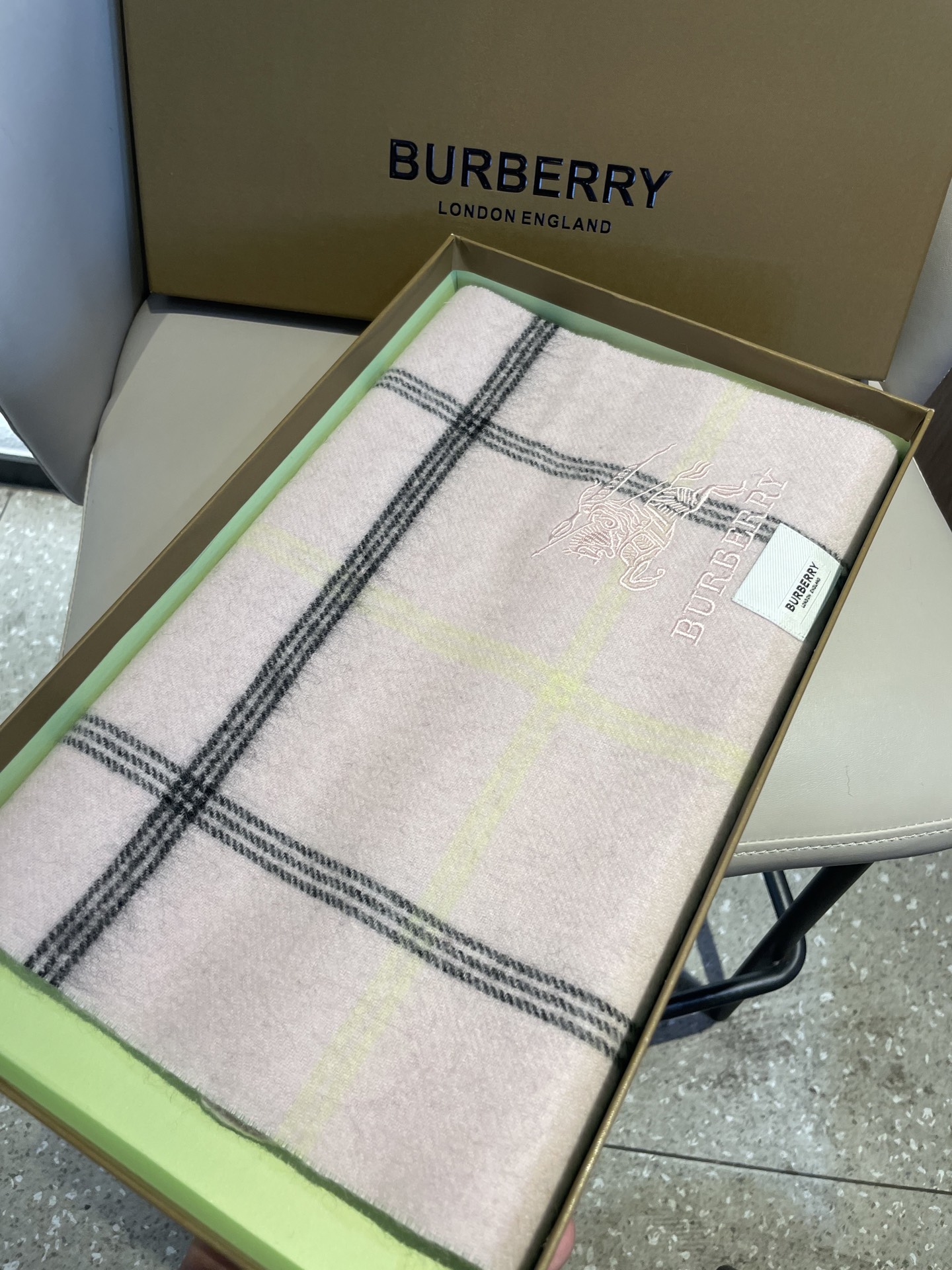 🔥巴宝莉最新格纹少女粉劲爆上架❗️😍殿堂级御用芭芭家战马的经典格羊毛围巾🧣独家渠道货bulingbuli