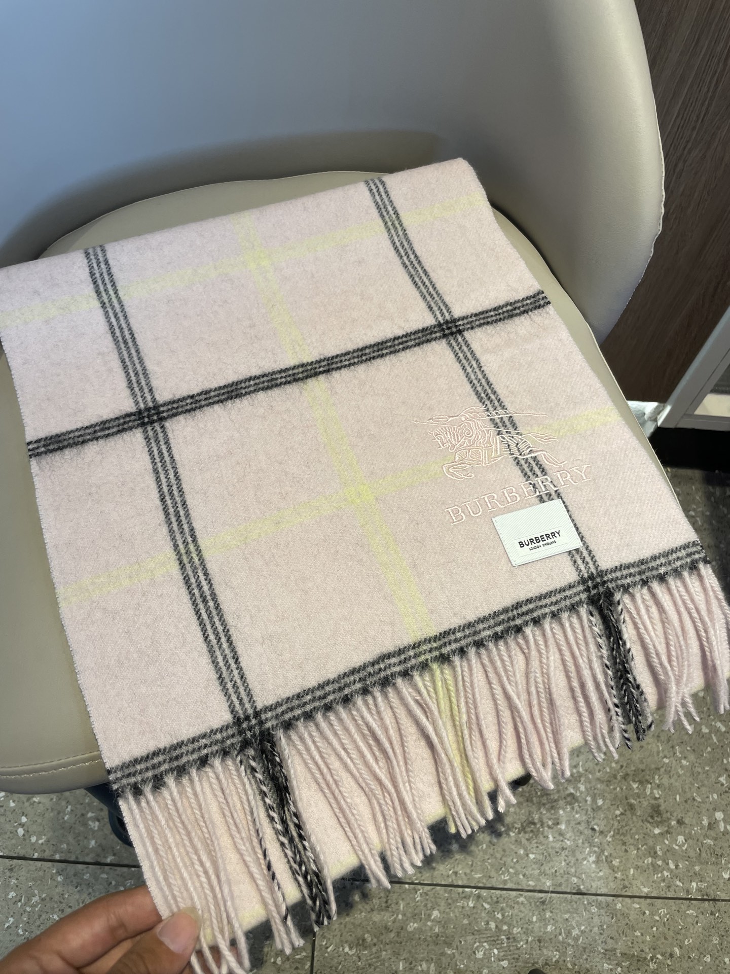 🔥巴宝莉最新格纹少女粉劲爆上架❗️😍殿堂级御用芭芭家战马的经典格羊毛围巾🧣独家渠道货bulingbuli