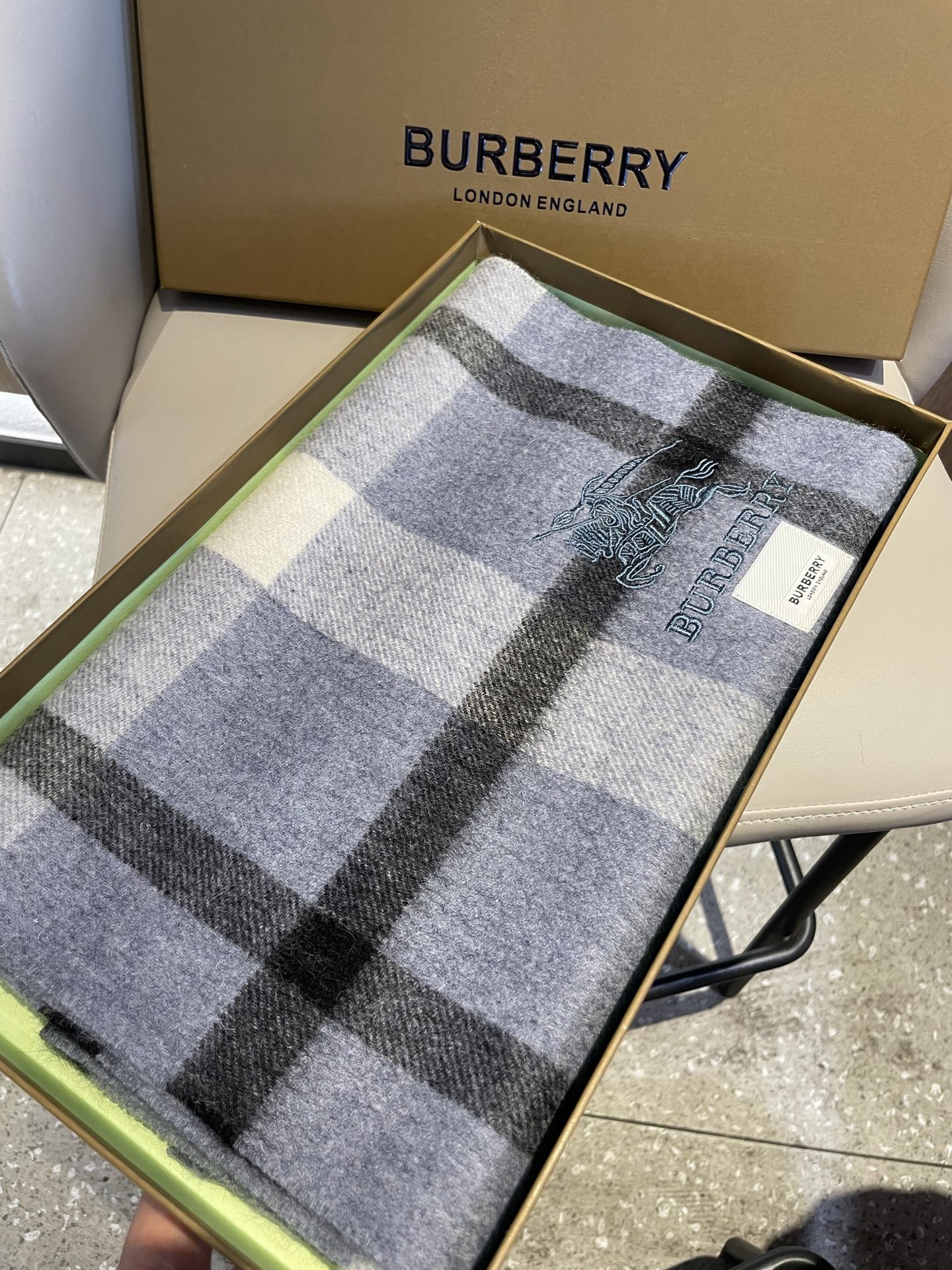 新款巴宝莉男士格子高级货❗️ 顶级出口尾单战马刺绣👍货不多，下手一定要快，真心美的让人非常非常心动 上身