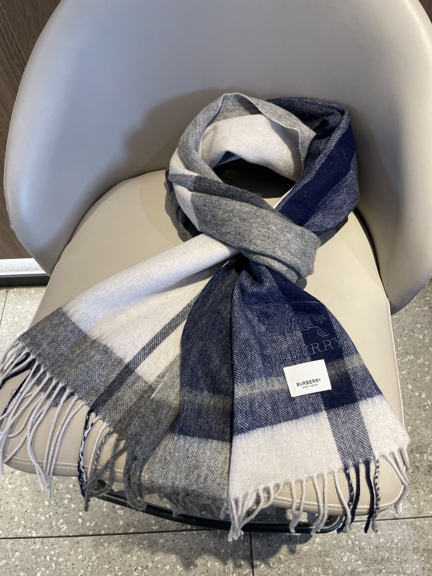 新款巴宝莉男士格子高级货❗️ 顶级出口尾单战马刺绣👍货不多，下手一定要快，真心美的让人非常非常心动 上身