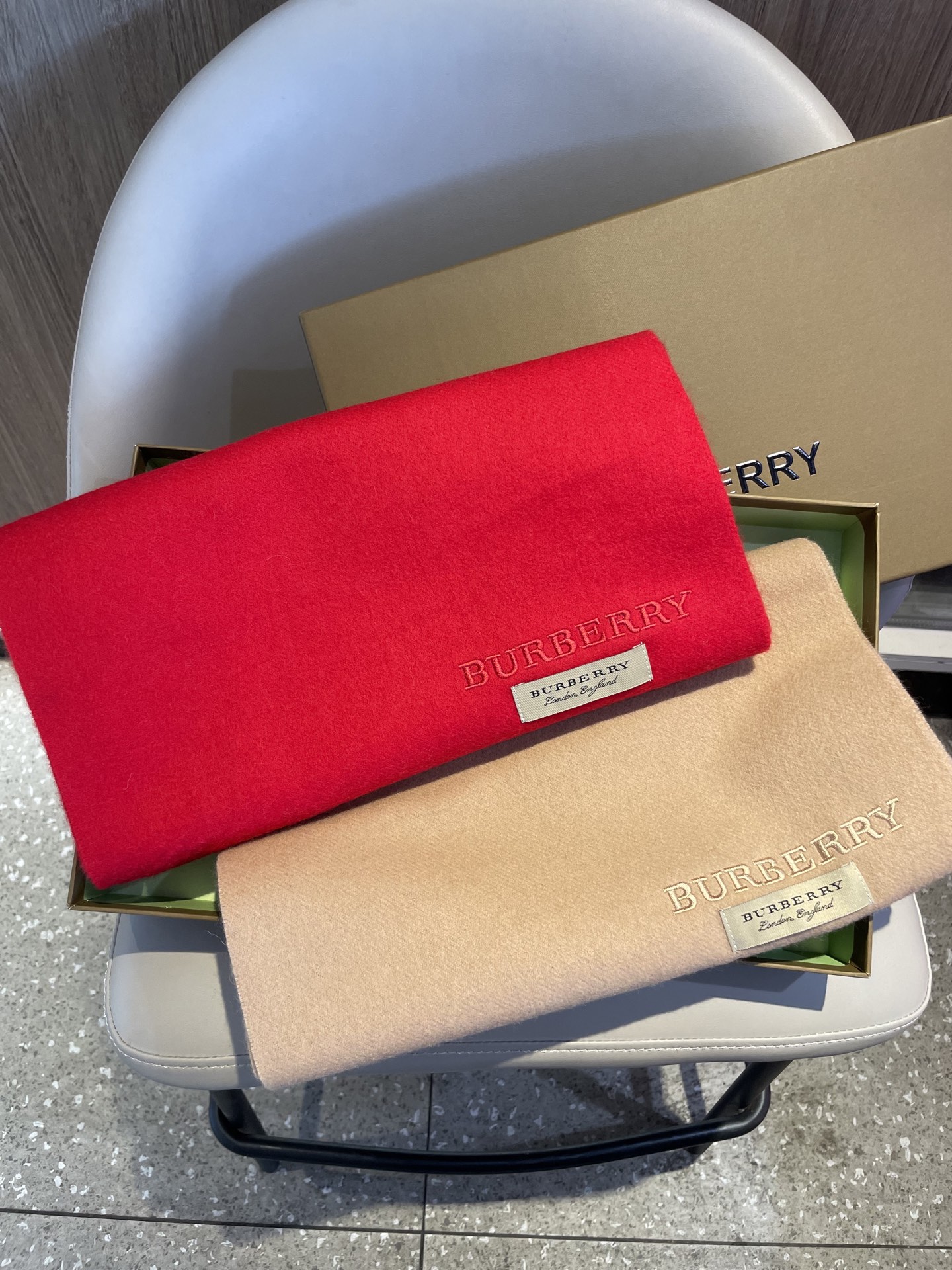 巴宝莉BURBERRY字母专柜款❗️ 顶级出口尾单刺绣👍货不多，下手一定要快，真心美的让人非常非常心动 