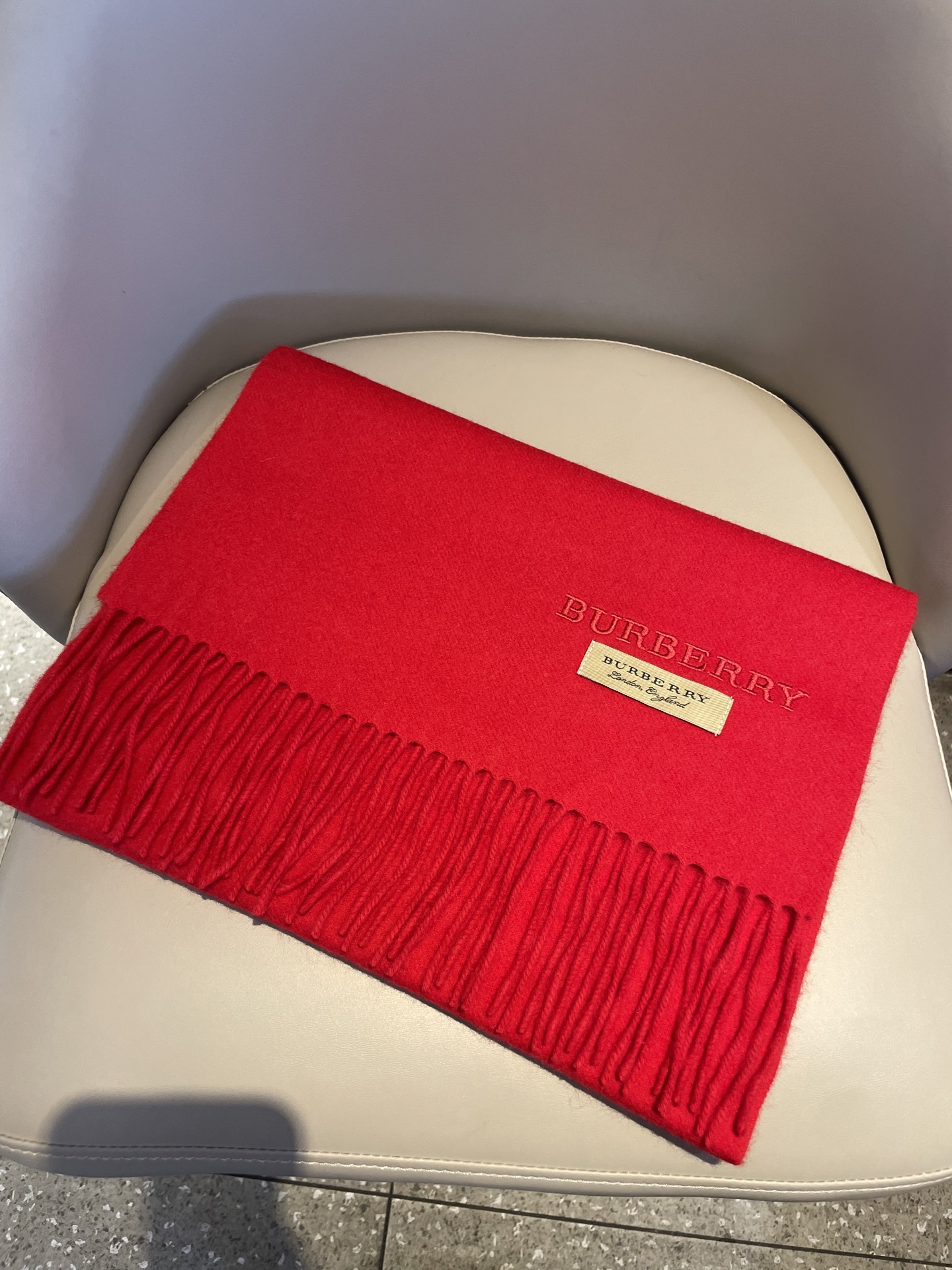 巴宝莉BURBERRY字母专柜款❗️ 顶级出口尾单刺绣👍货不多，下手一定要快，真心美的让人非常非常心动 