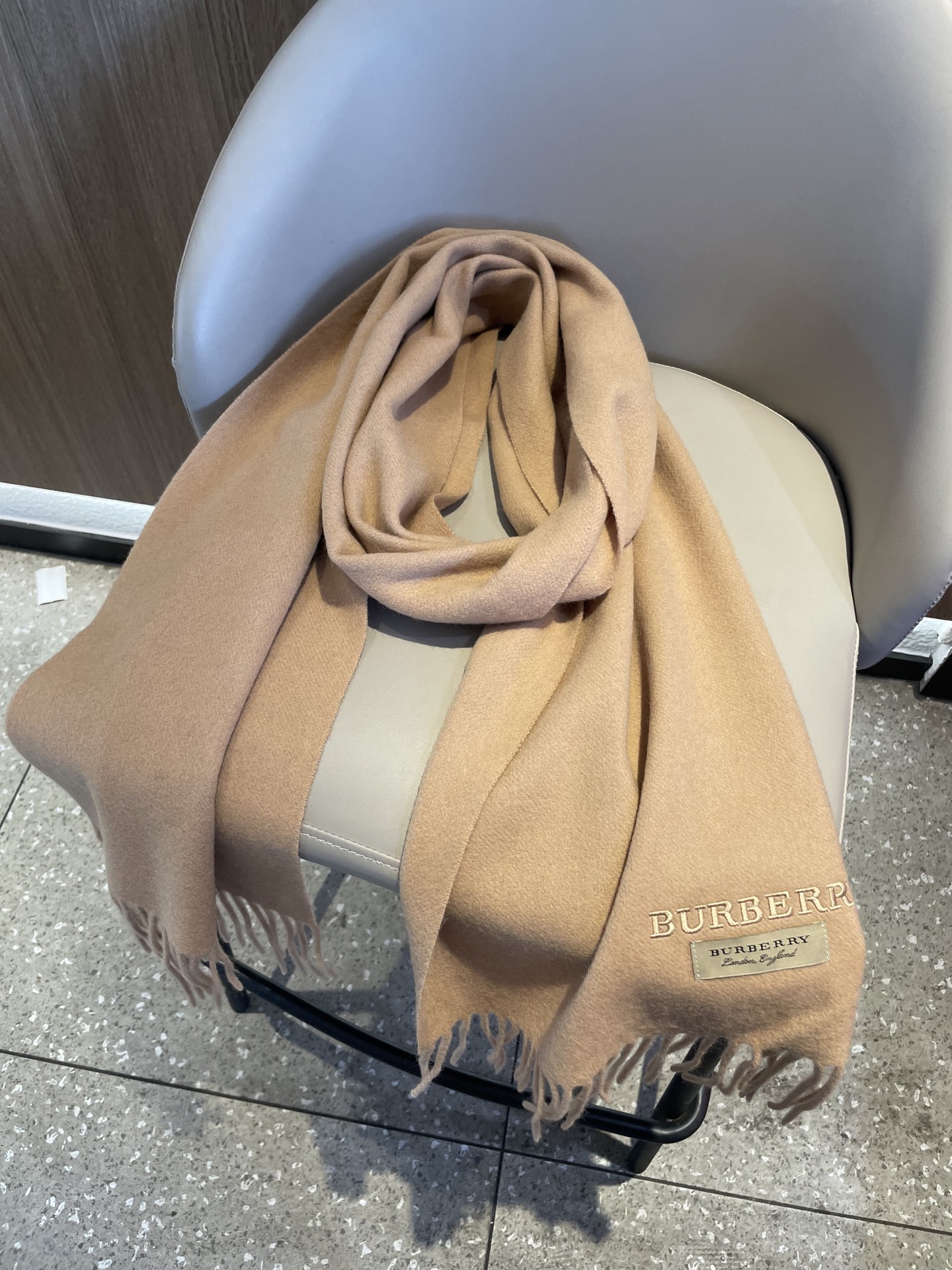 巴宝莉BURBERRY字母专柜款❗️ 顶级出口尾单刺绣👍货不多，下手一定要快，真心美的让人非常非常心动 