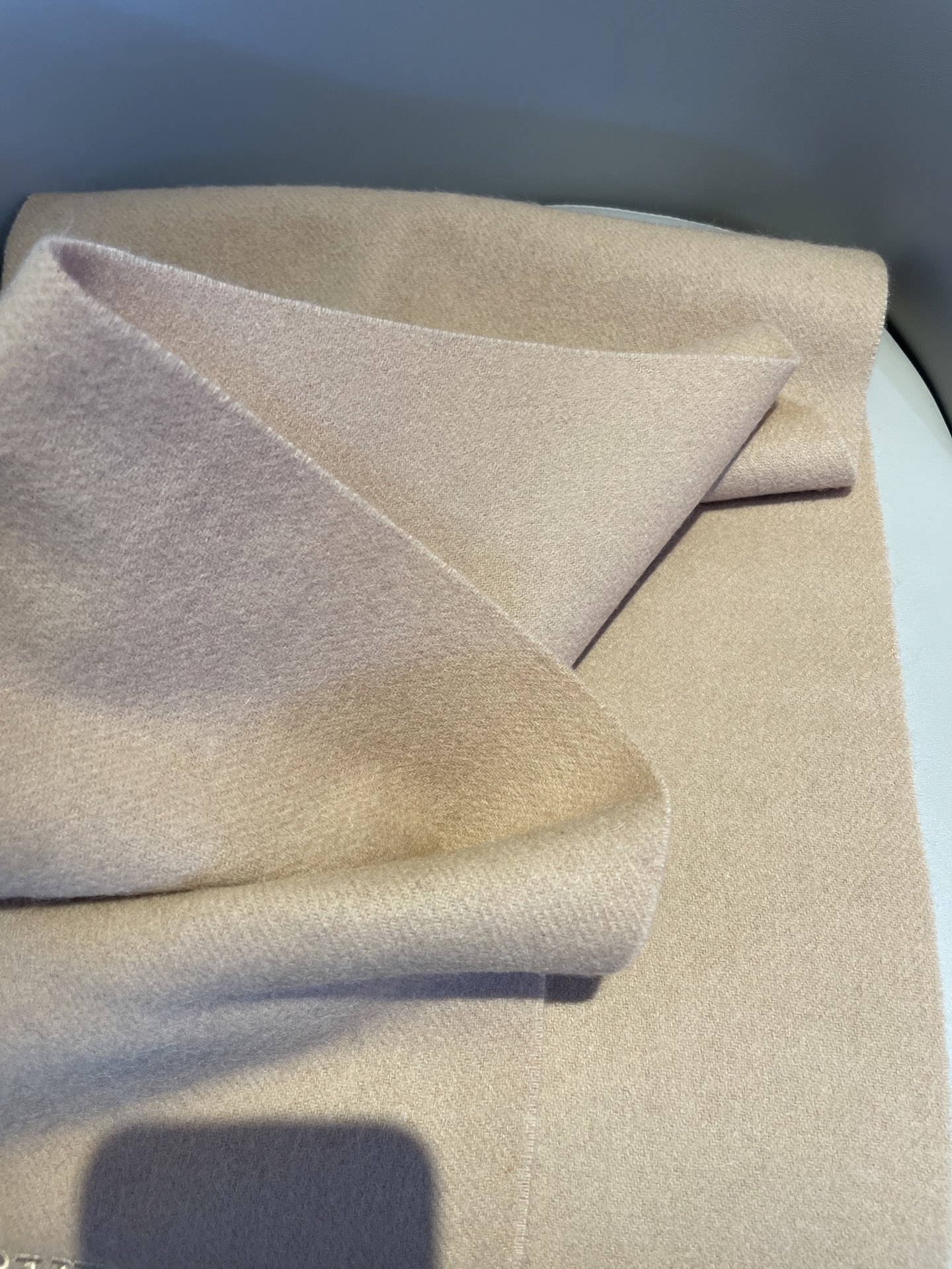 巴宝莉BURBERRY字母专柜款❗️ 顶级出口尾单刺绣👍货不多，下手一定要快，真心美的让人非常非常心动 