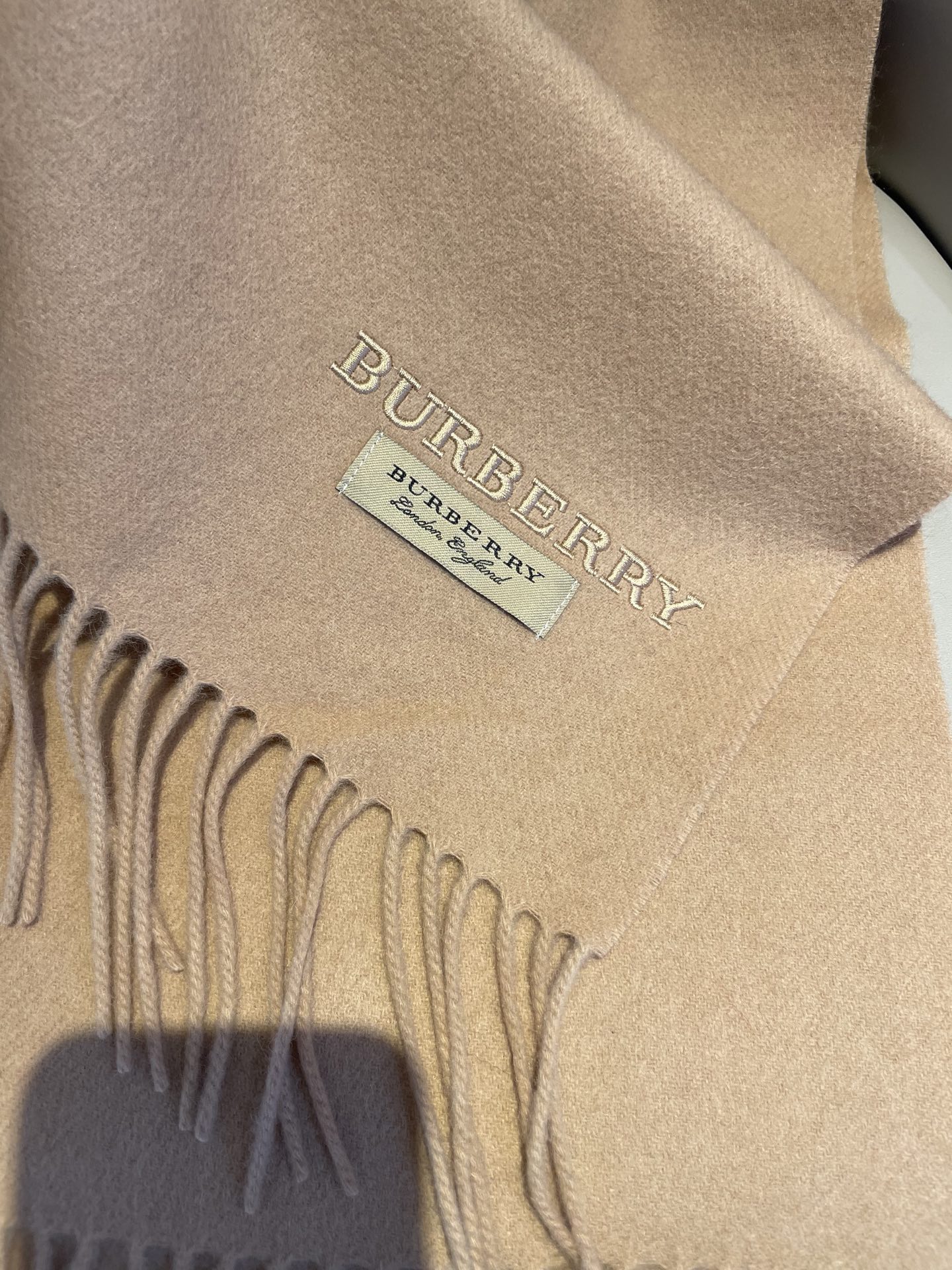 巴宝莉BURBERRY字母专柜款❗️ 顶级出口尾单刺绣👍货不多，下手一定要快，真心美的让人非常非常心动 