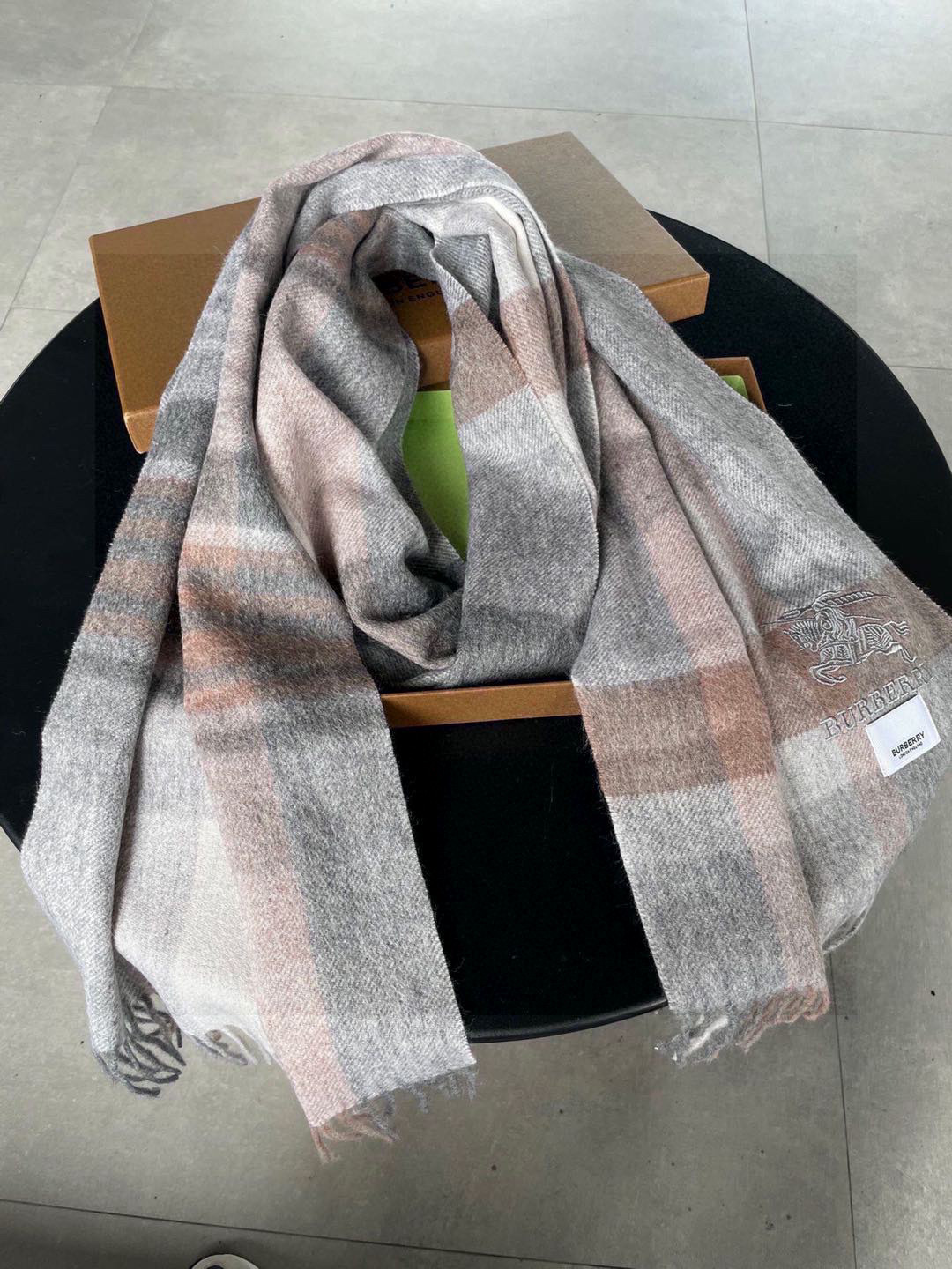 巴宝莉Bur羊绒格子好看的要疯掉了，太有型太有魅力了！！！非常斯文时尚的秋冬单品！真的很喜欢，非常Cla