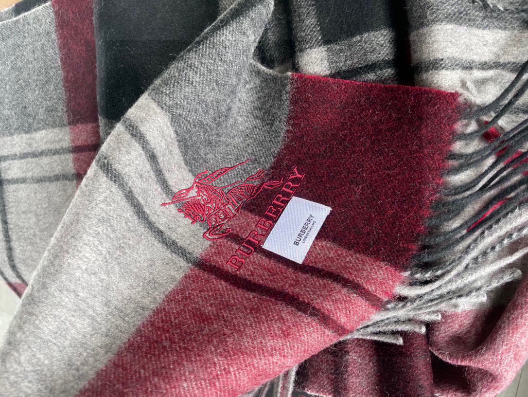 巴宝莉Bur羊绒格子好看的要疯掉了，太有型太有魅力了！！！非常斯文时尚的秋冬单品！真的很喜欢，非常Cla