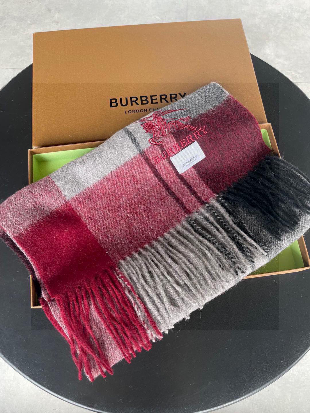 巴宝莉Bur羊绒格子好看的要疯掉了，太有型太有魅力了！！！非常斯文时尚的秋冬单品！真的很喜欢，非常Cla