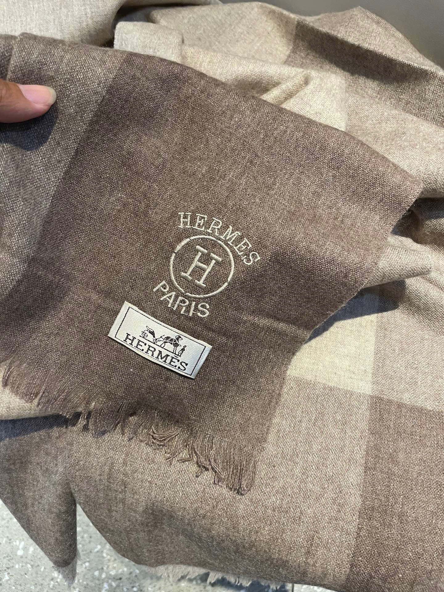 爱马仕男女同款披肩✨羊绒经典格纹👐围巾♨️高尖端产物⚠️，经典logo刺绣，时尚大牌的顶尖设计款💕拿到手