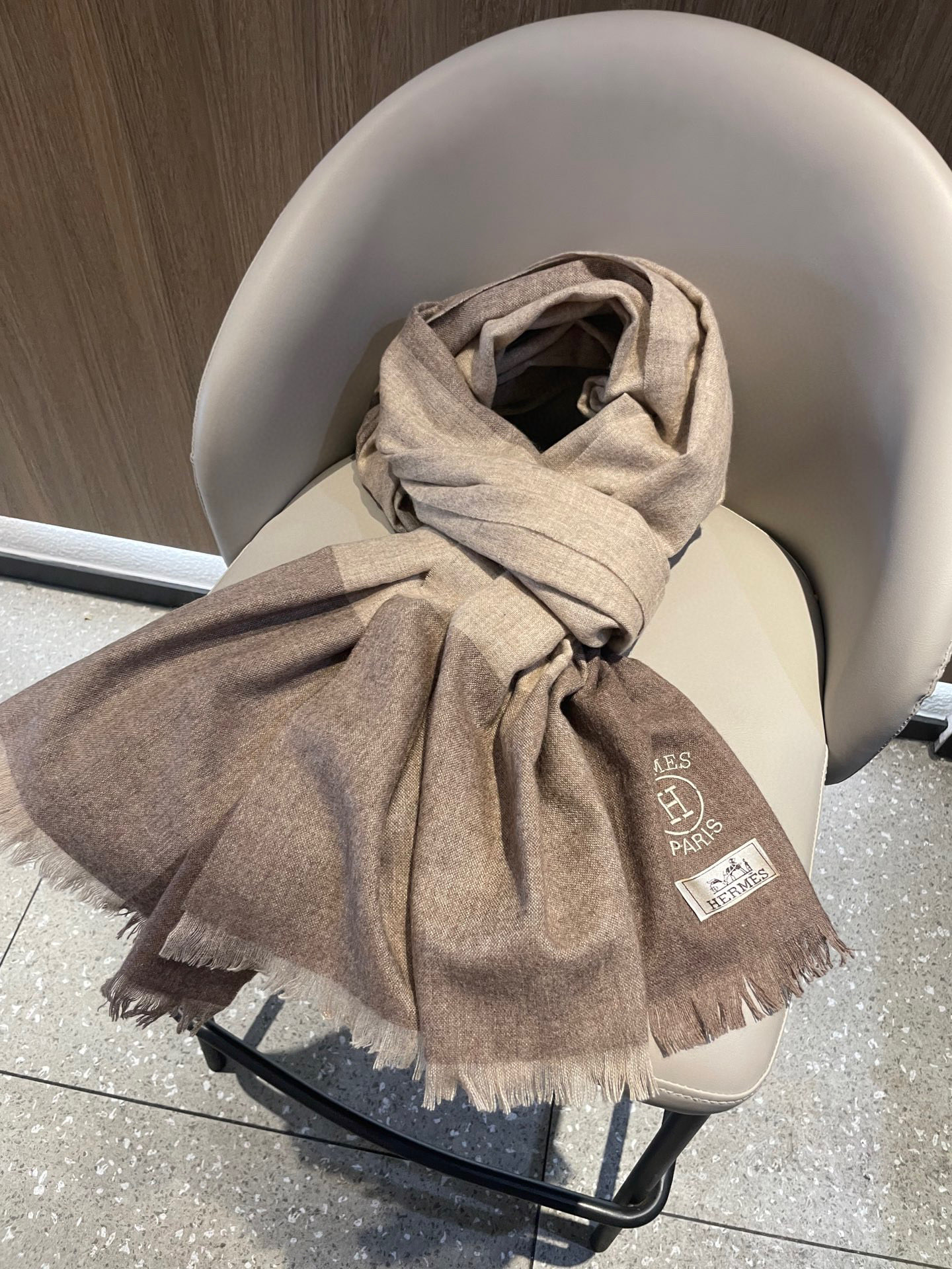 爱马仕男女同款披肩✨羊绒经典格纹👐围巾♨️高尖端产物⚠️，经典logo刺绣，时尚大牌的顶尖设计款💕拿到手