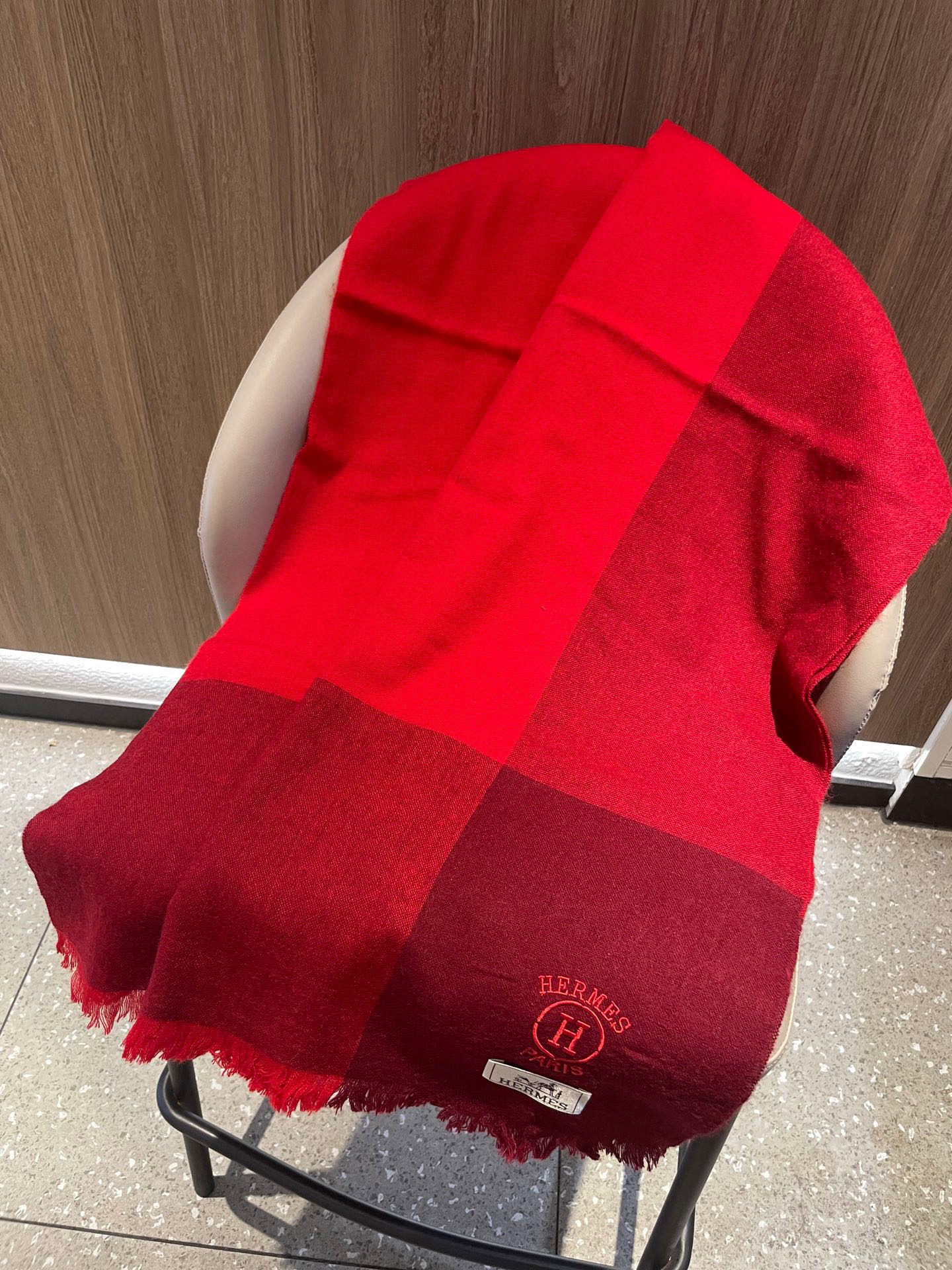 爱马仕男女同款披肩✨羊绒经典格纹👐围巾♨️高尖端产物⚠️，经典logo刺绣，时尚大牌的顶尖设计款💕拿到手