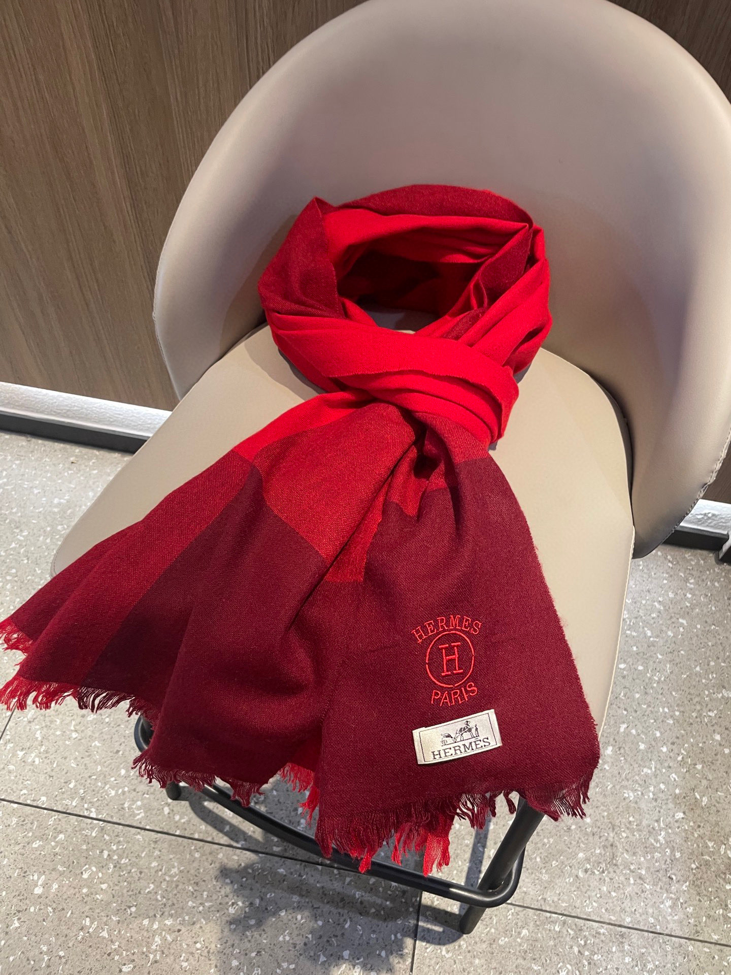 爱马仕男女同款披肩✨羊绒经典格纹👐围巾♨️高尖端产物⚠️，经典logo刺绣，时尚大牌的顶尖设计款💕拿到手