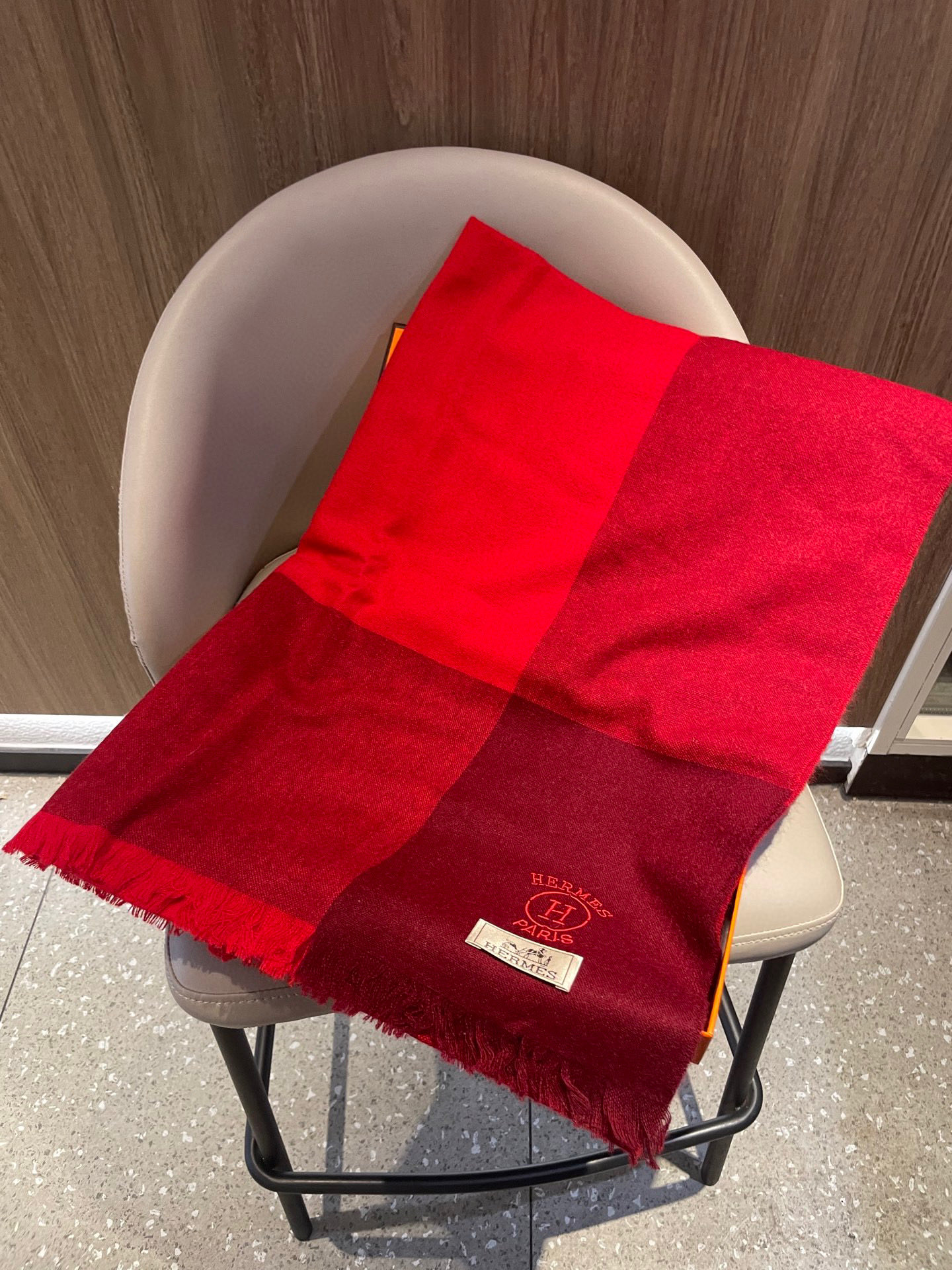 爱马仕男女同款披肩✨羊绒经典格纹👐围巾♨️高尖端产物⚠️，经典logo刺绣，时尚大牌的顶尖设计款💕拿到手