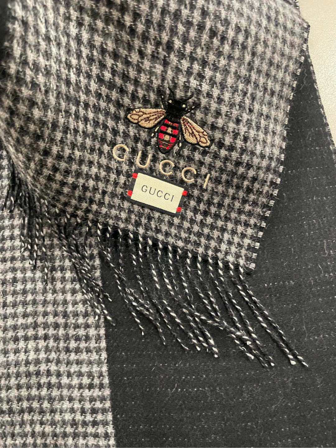 新款古奇Gucci专柜🐝双面羊绒围巾🧣💪🏻打造今年秋‮最冬‬美的💁 拼色的‮纹条‬设计💋搭配‮下时‬最流