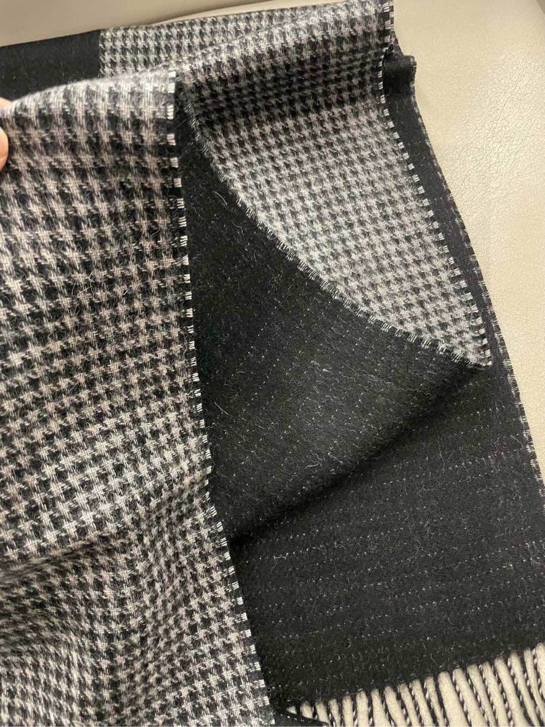 新款古奇Gucci专柜🐝双面羊绒围巾🧣💪🏻打造今年秋‮最冬‬美的💁 拼色的‮纹条‬设计💋搭配‮下时‬最流