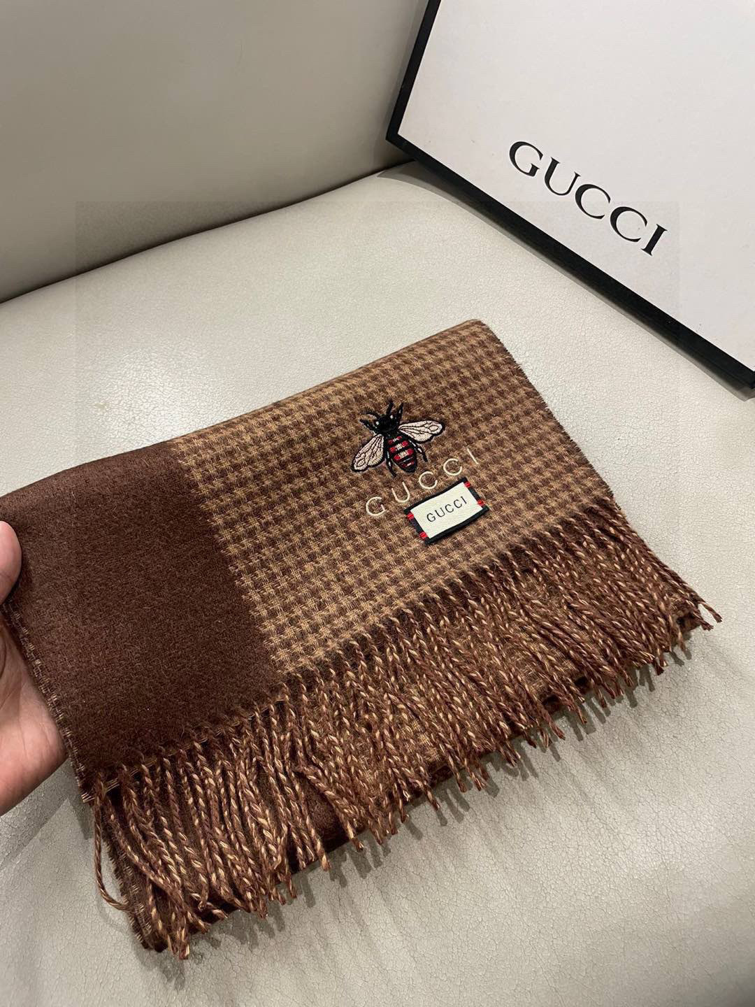 新款古奇Gucci专柜🐝双面羊绒围巾🧣💪🏻打造今年秋‮最冬‬美的💁 拼色的‮纹条‬设计💋搭配‮下时‬最流