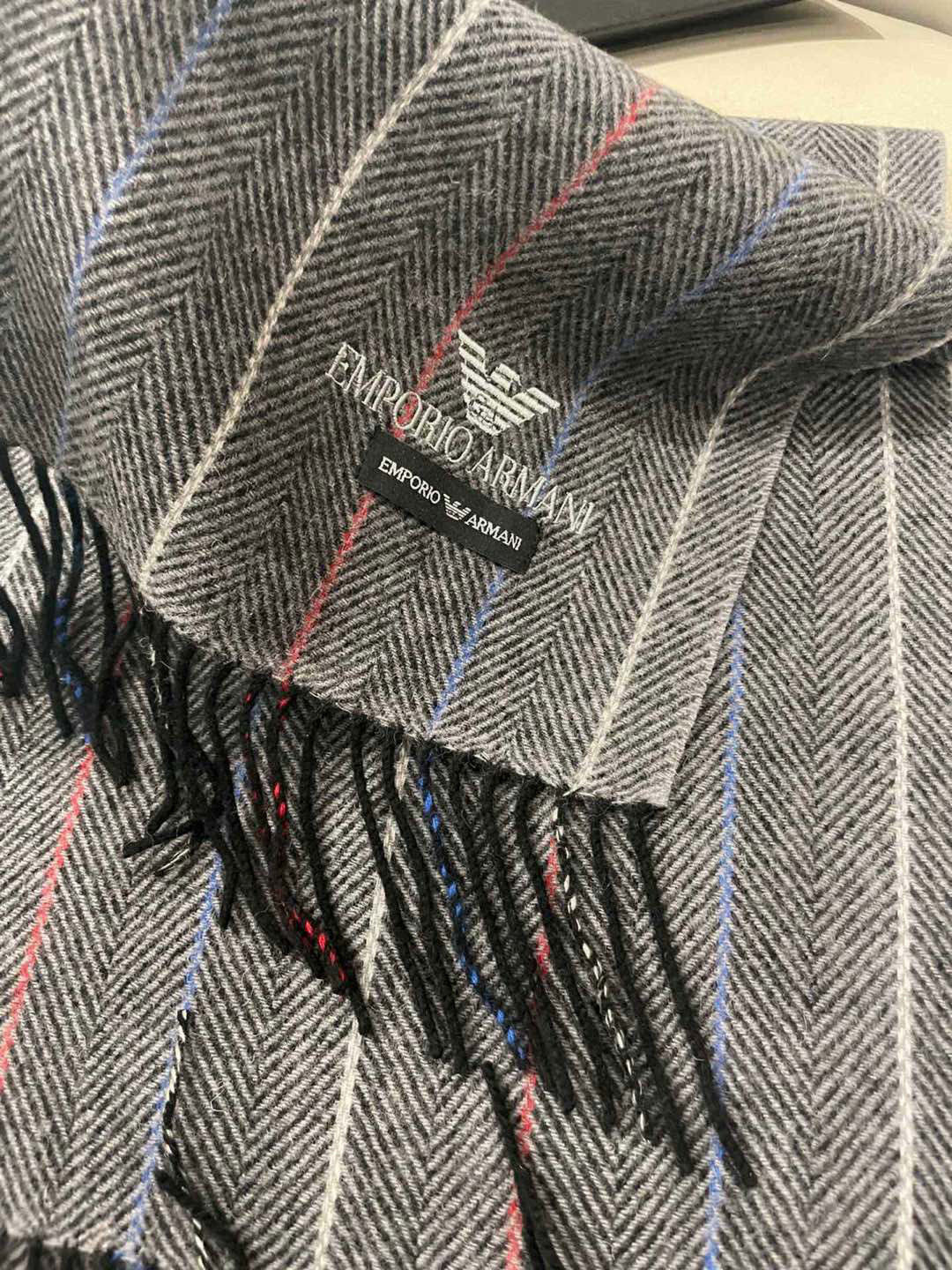 。阿玛尼海外专柜条纹拼色最新男士羊羔毛围巾～惊爆上架🎉国内专柜都没上架，从款式到面料都很赞🎻，经典的条纹