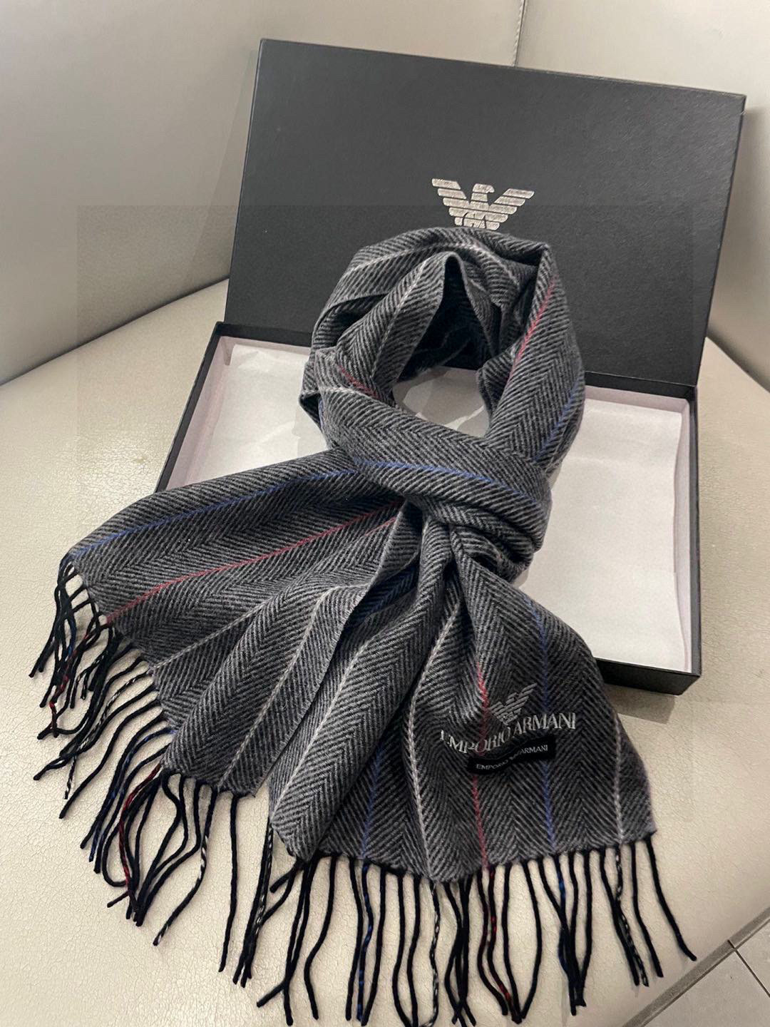 。阿玛尼海外专柜条纹拼色最新男士羊羔毛围巾～惊爆上架🎉国内专柜都没上架，从款式到面料都很赞🎻，经典的条纹